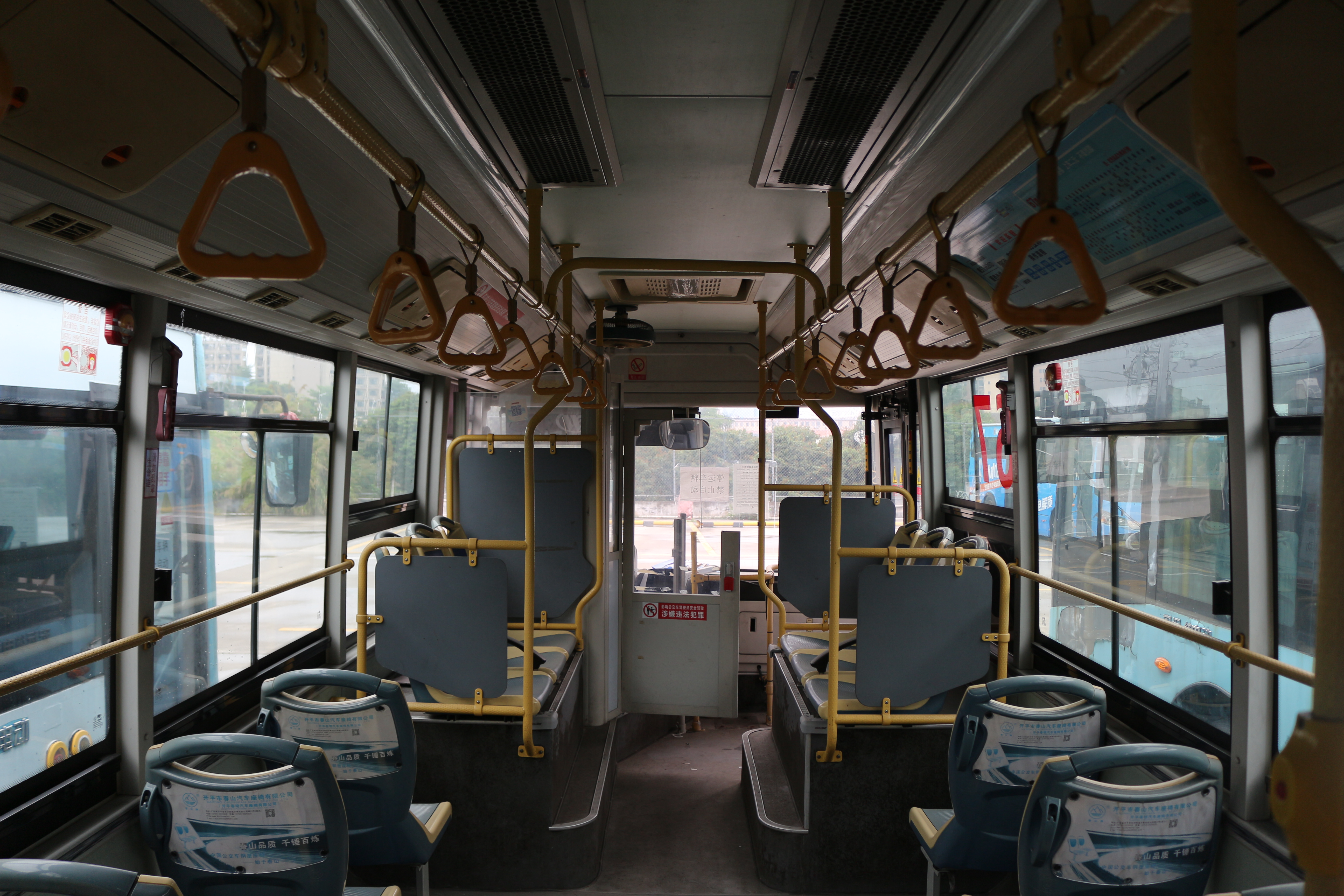 車輛內飾（由後往前）