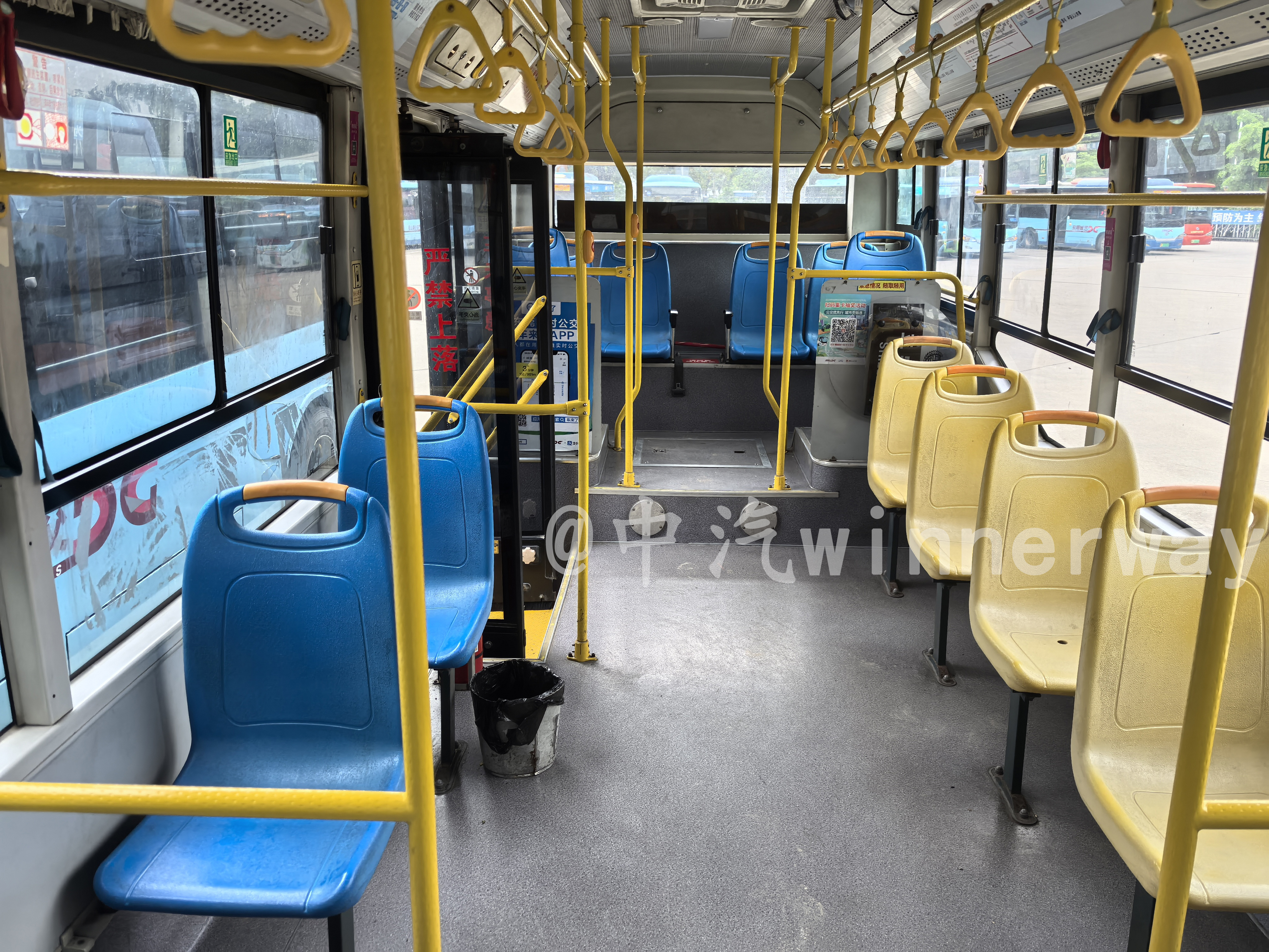 車輛內飾（由前往後）