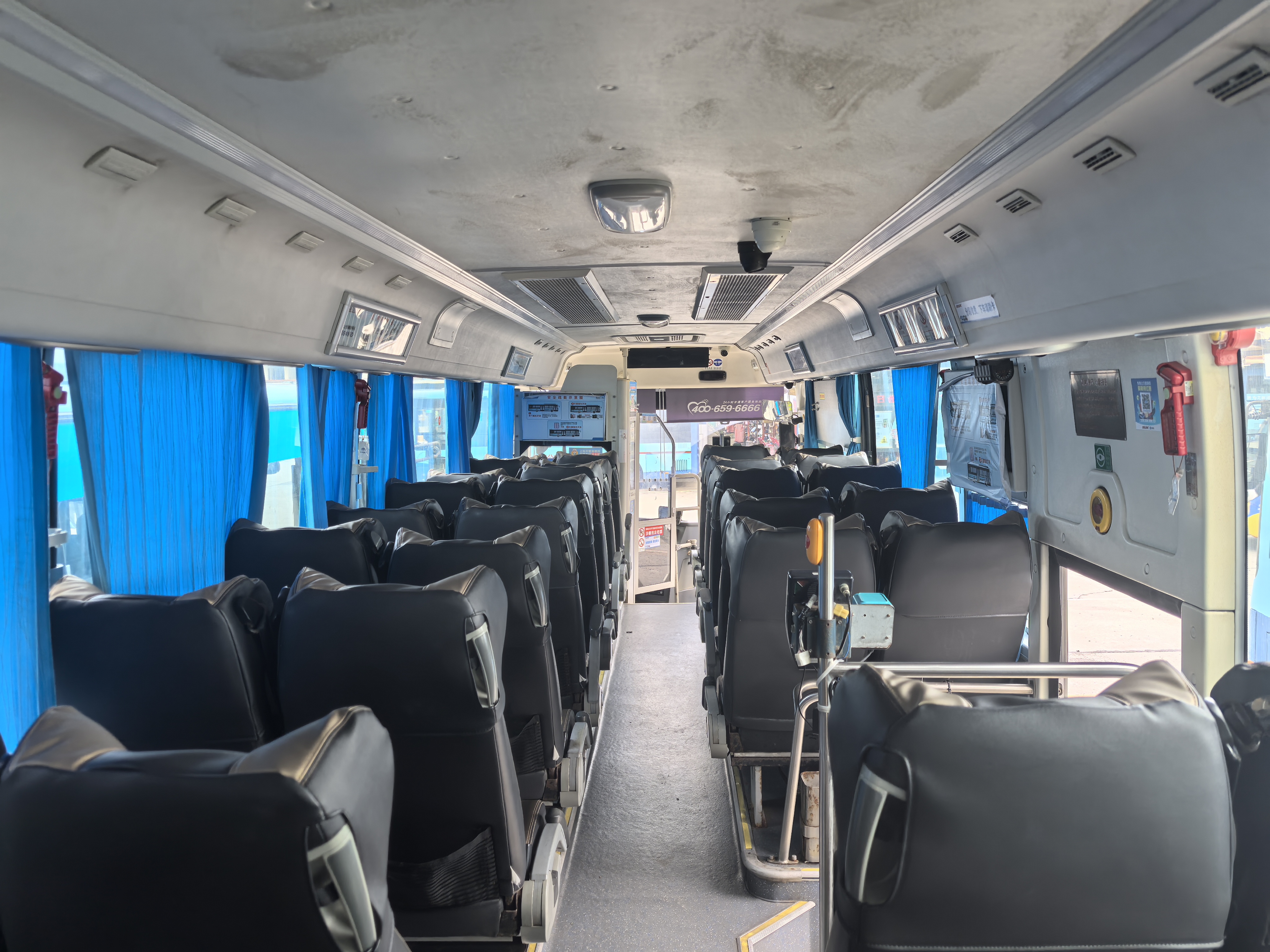 車輛內飾（由後往前）