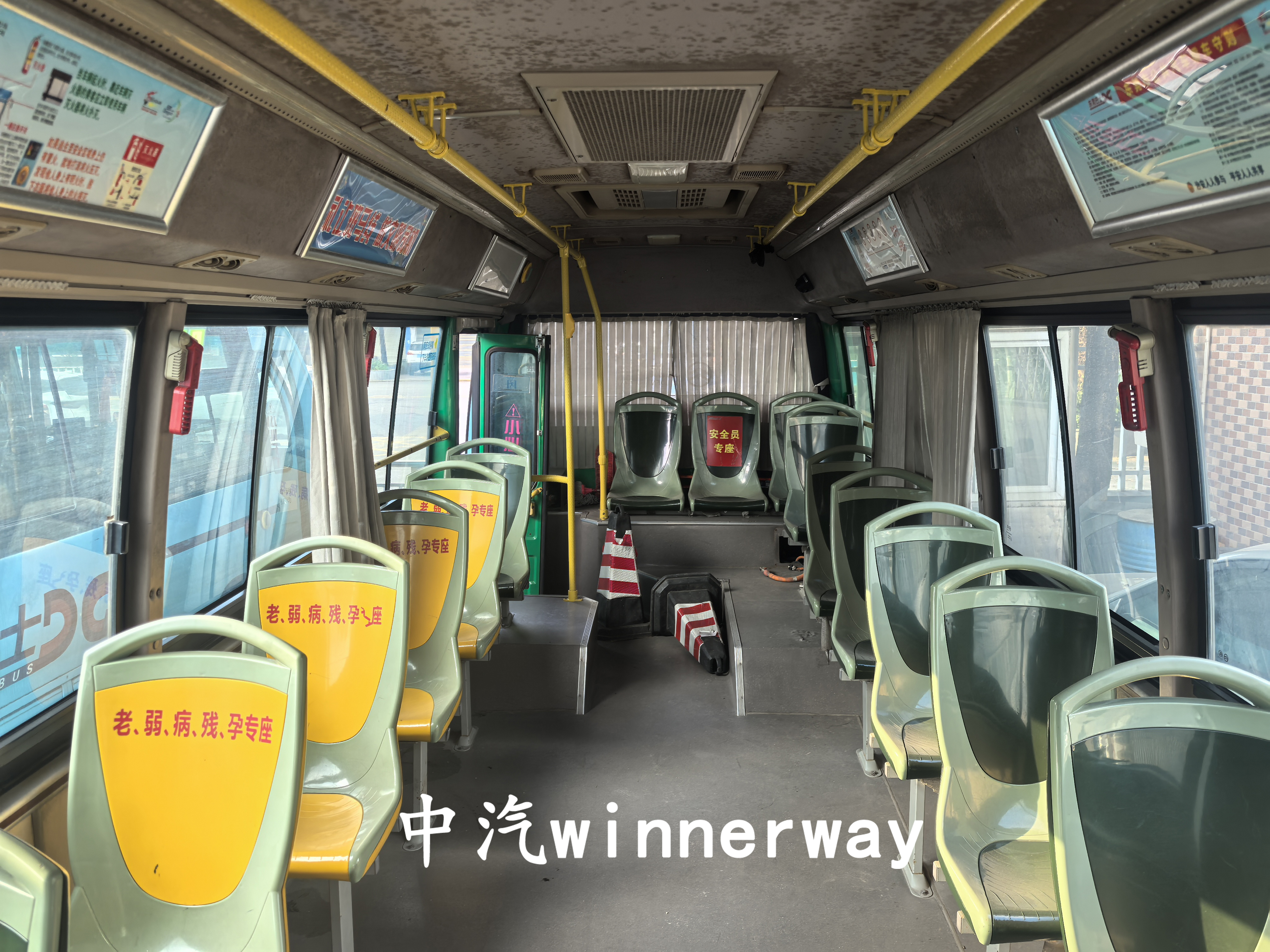 File:XML6809JEV10C車輛內飾.(由前往後).jpg