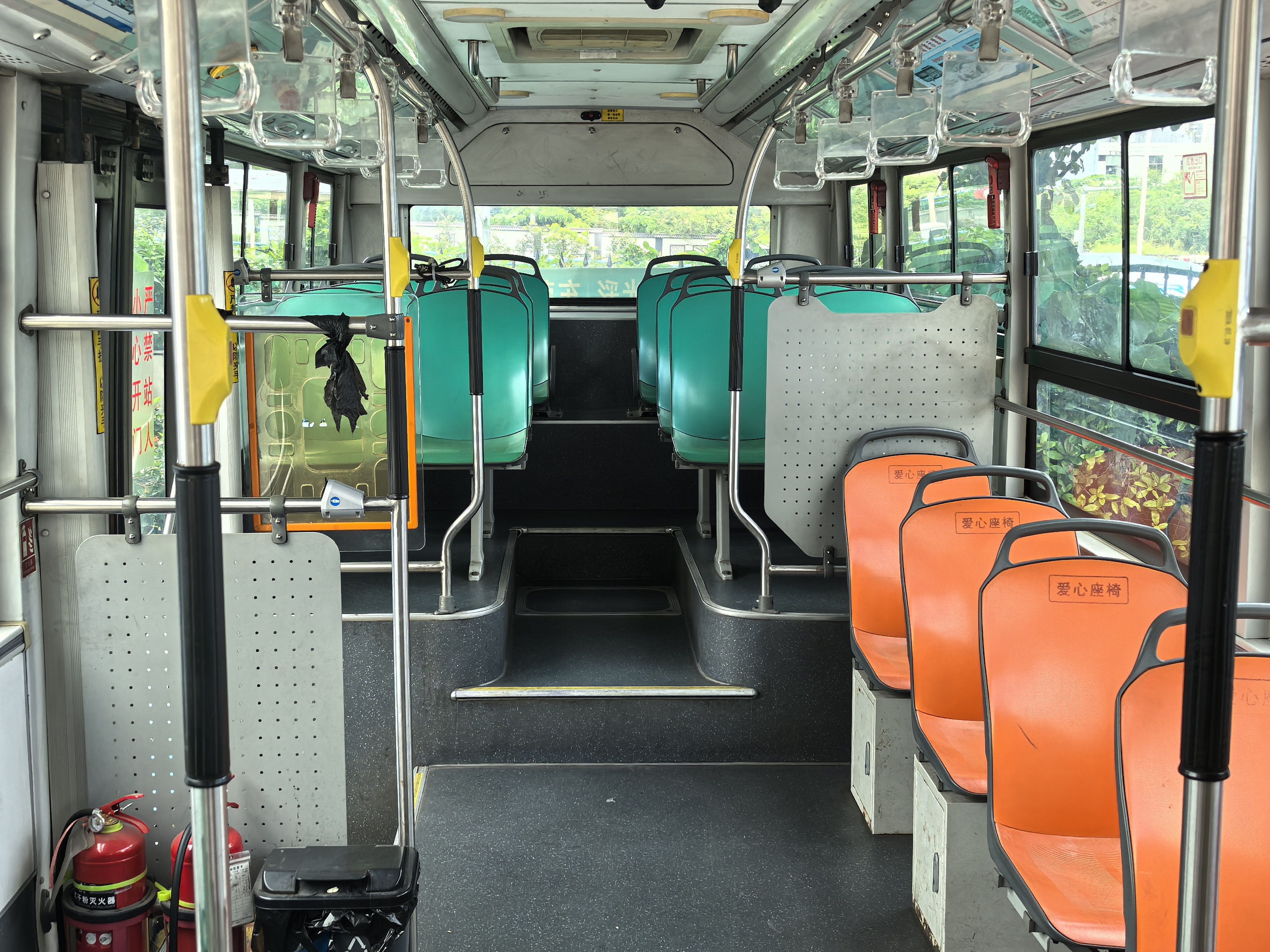 車輛內飾（由前往後）