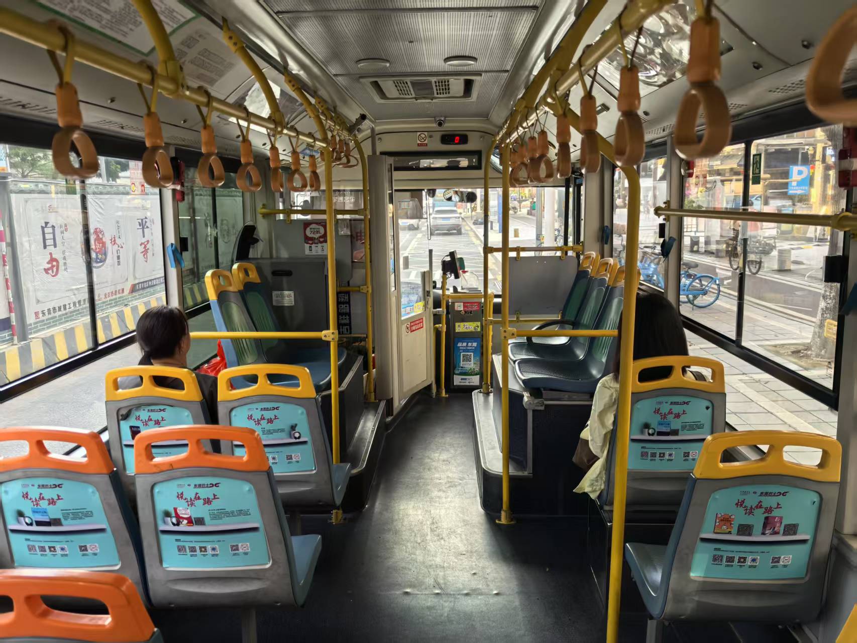 車輛內飾（由後往前）