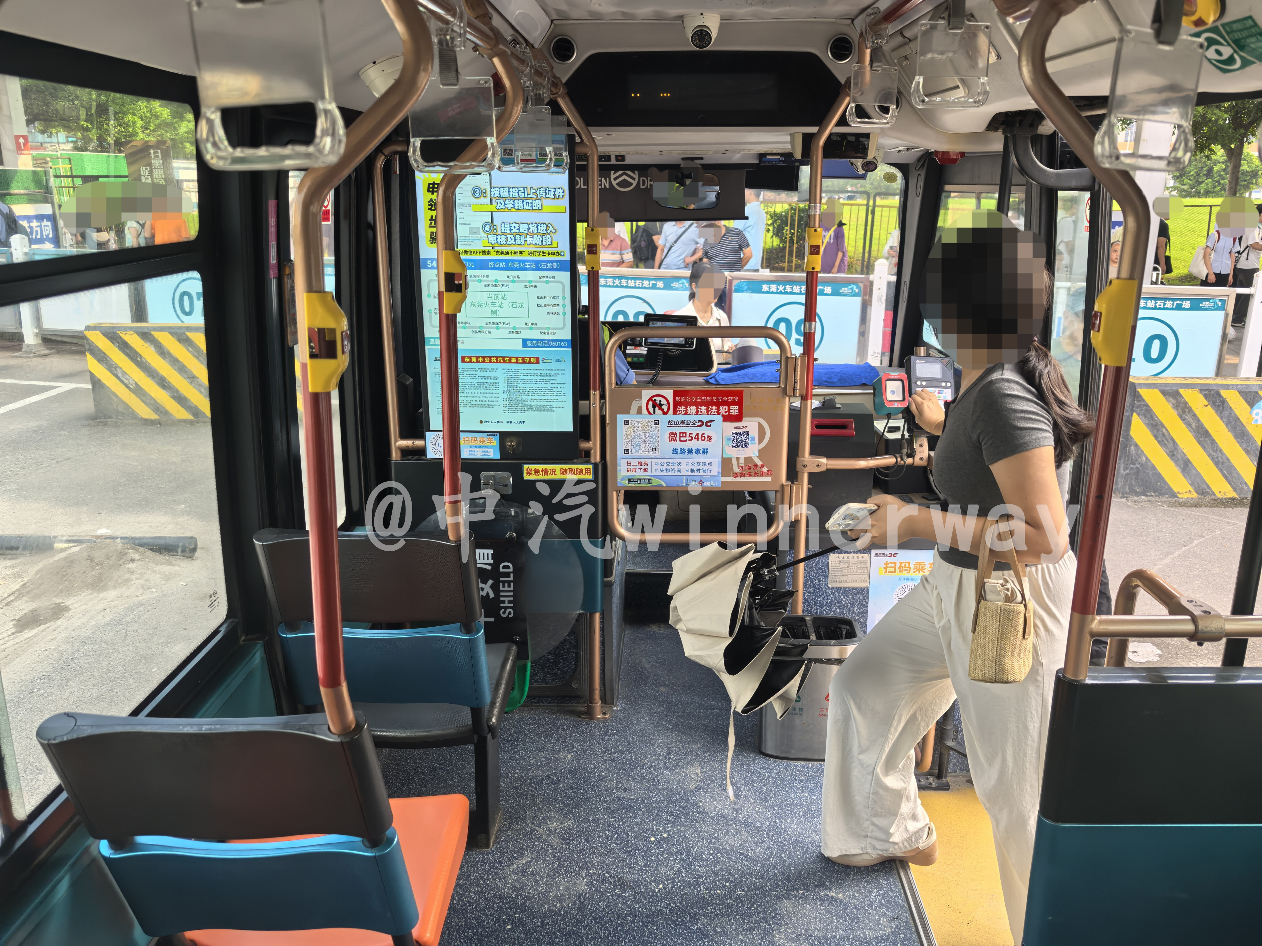 車輛內飾（由後往前）