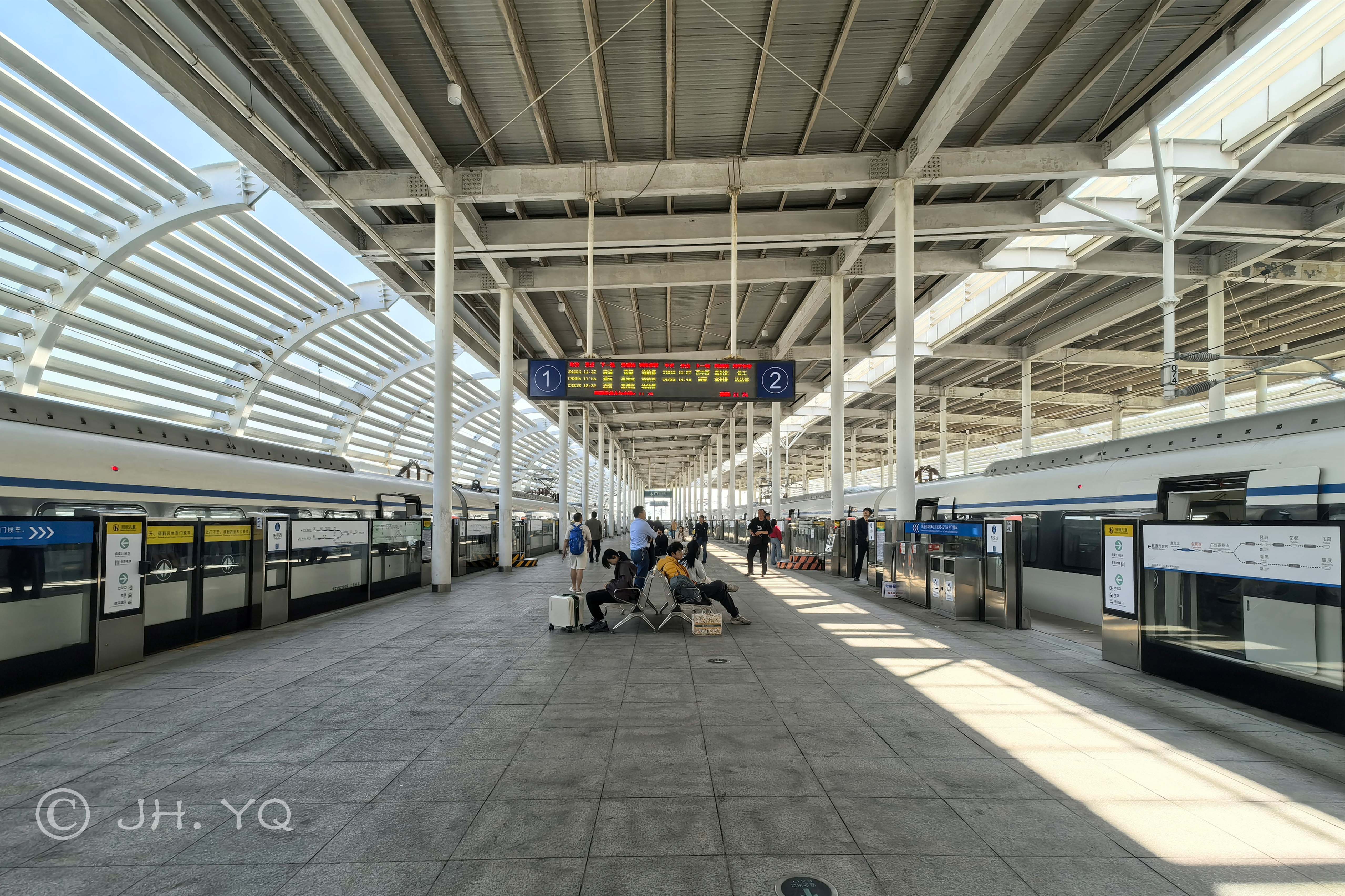 东莞西站1、2站台，█广惠城际铁路列车停靠该站台（2025年12月）