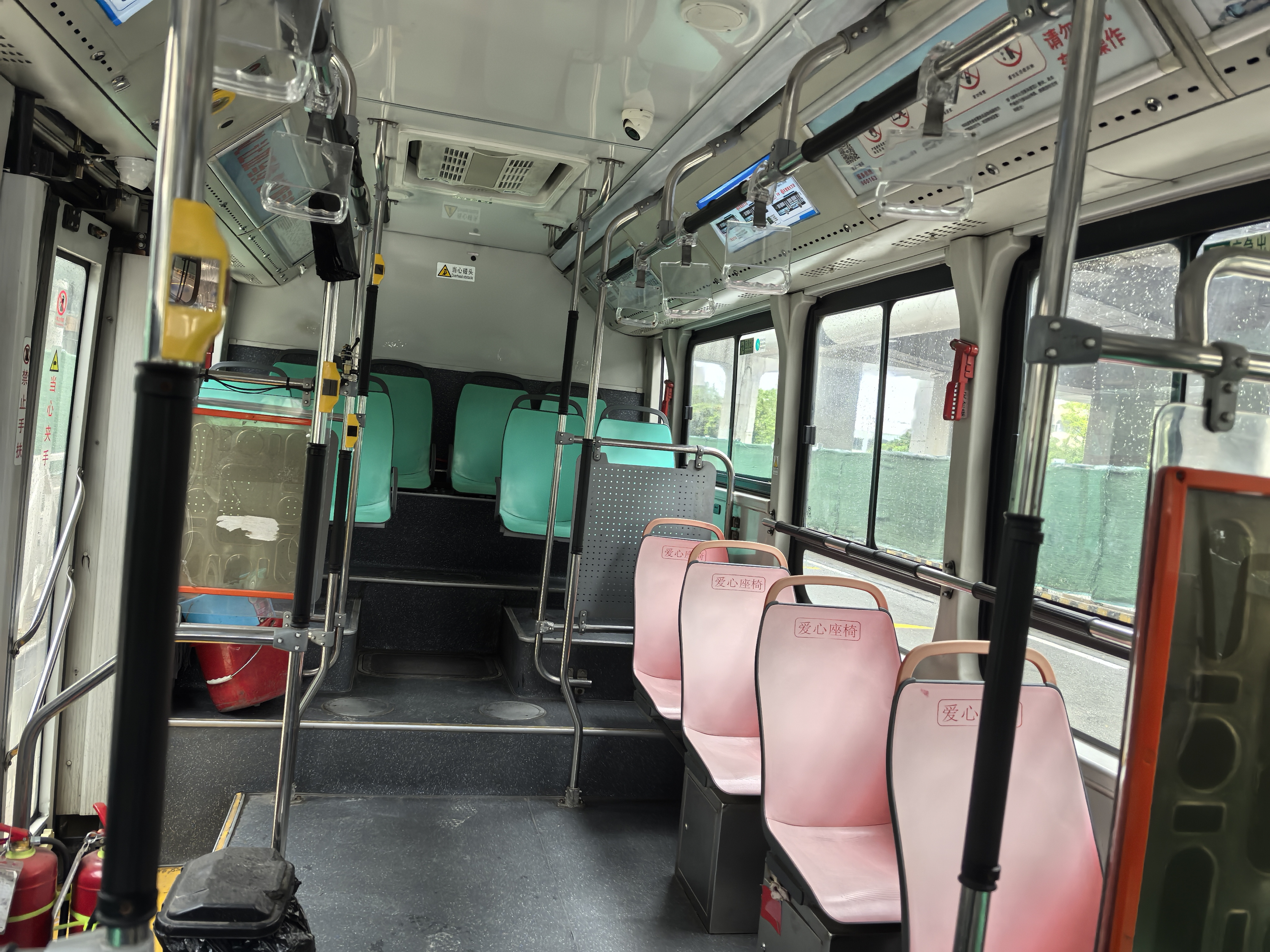 車輛內飾（由前往後）