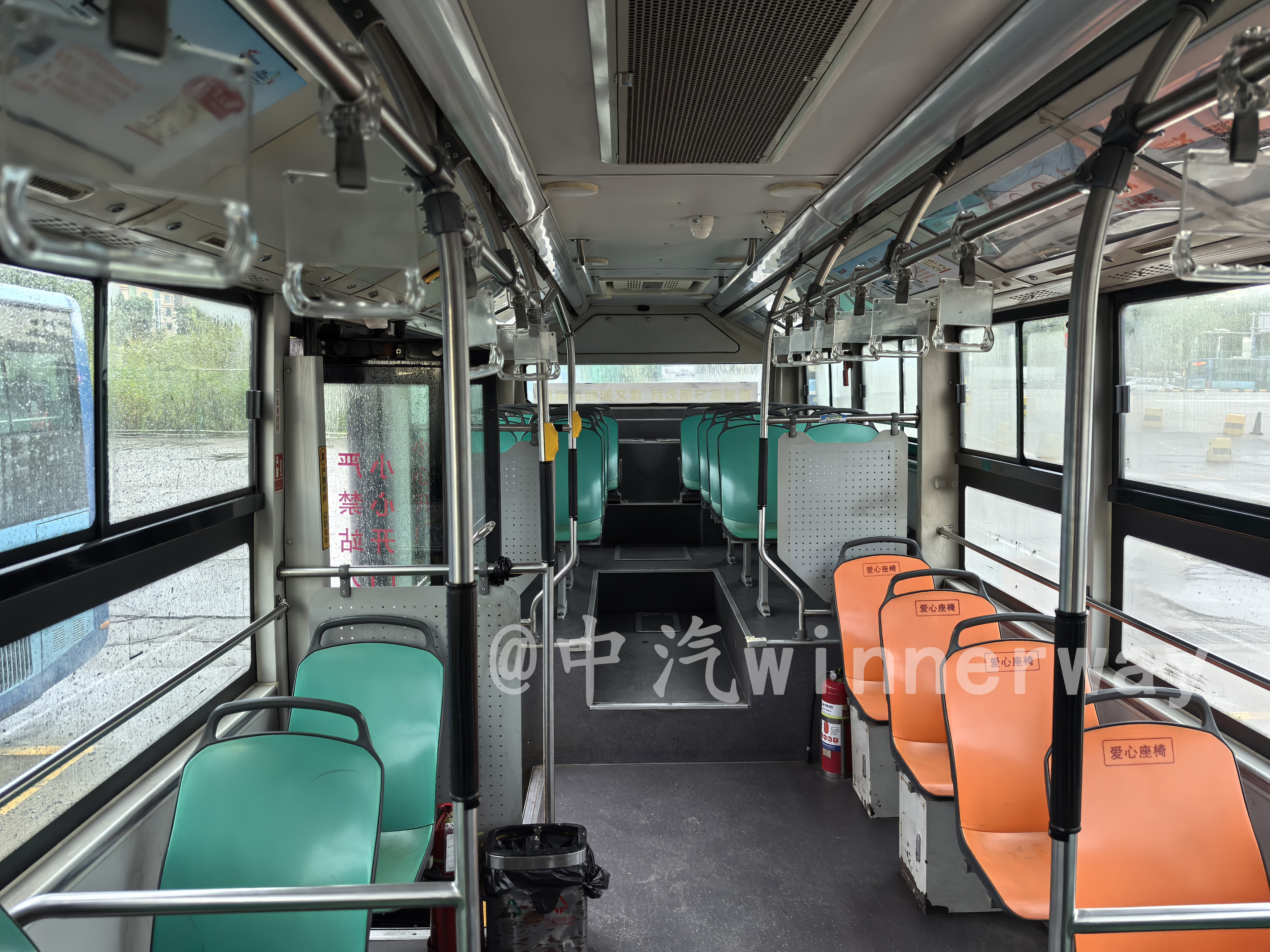 車輛內飾（由前往後）