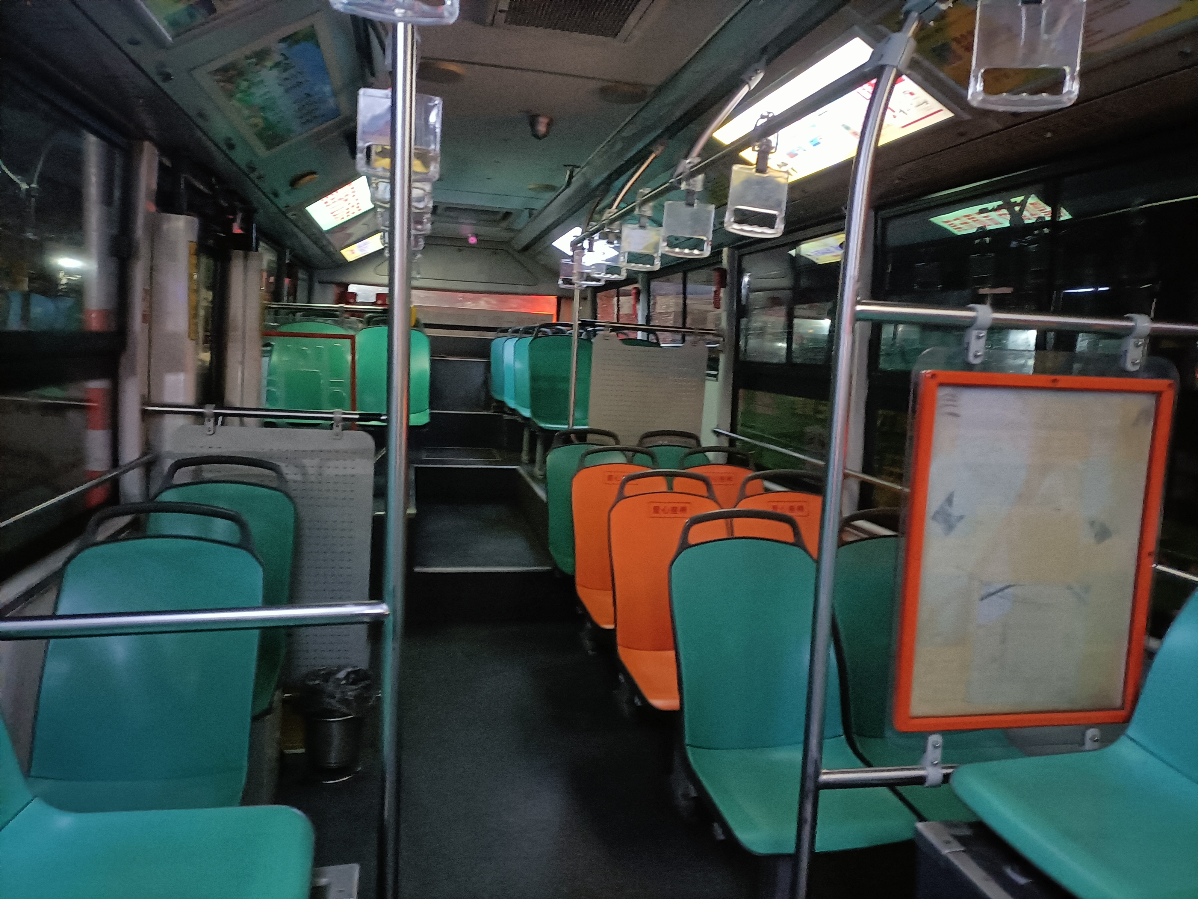 車輛內飾（由前往後）
