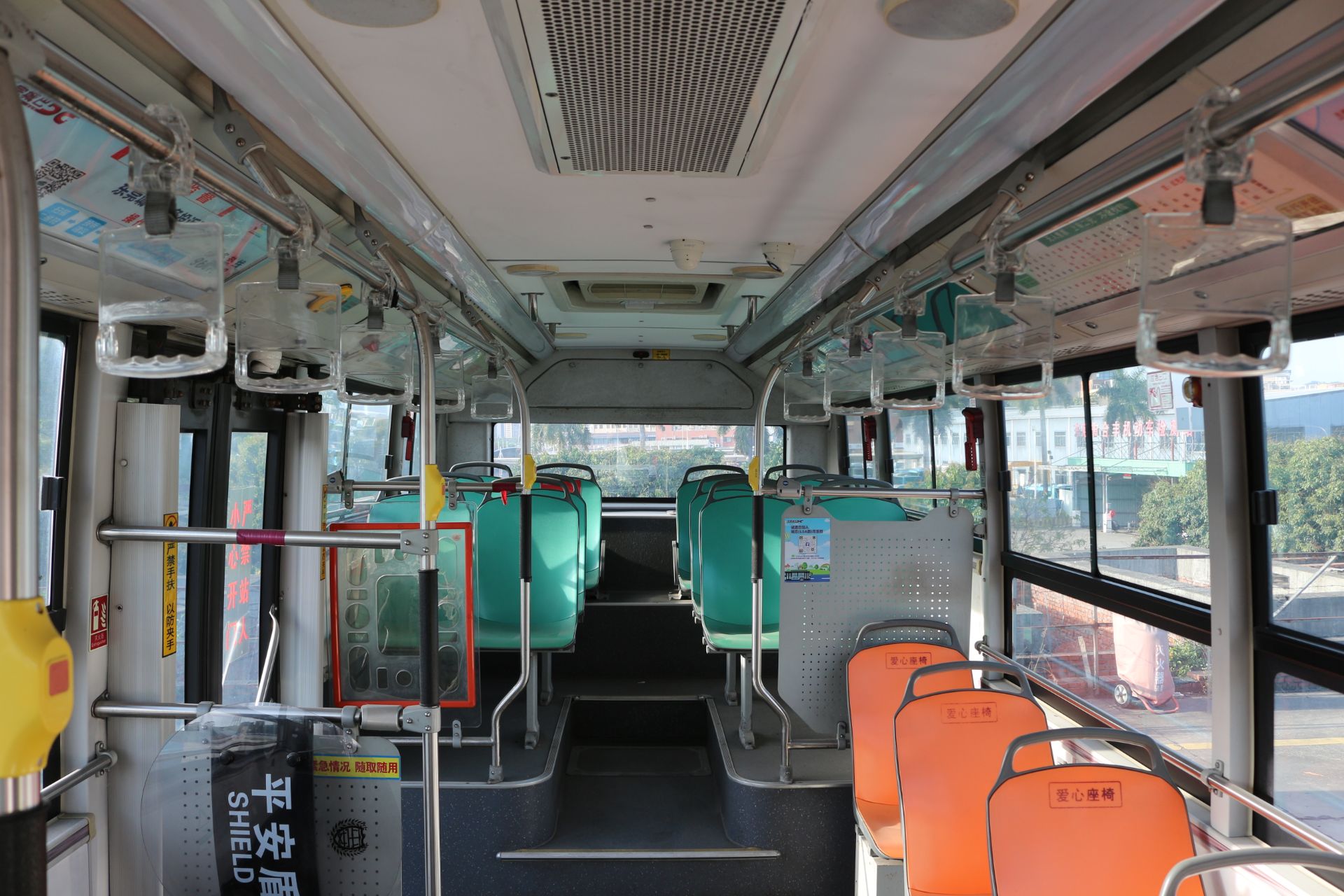 車輛內飾（由前往後）