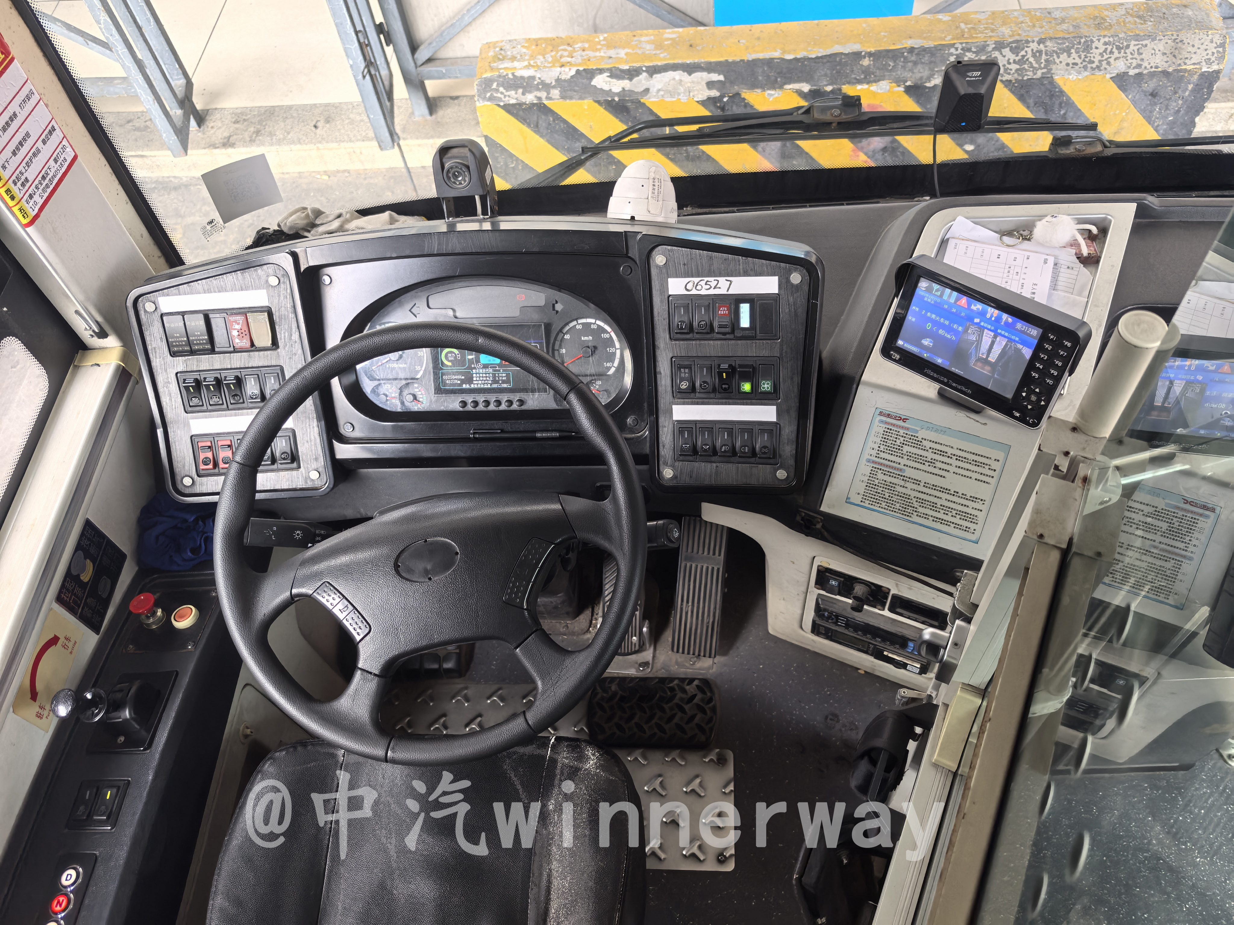 File:松山湖KMT6106GBEV4駕駛室.jpg