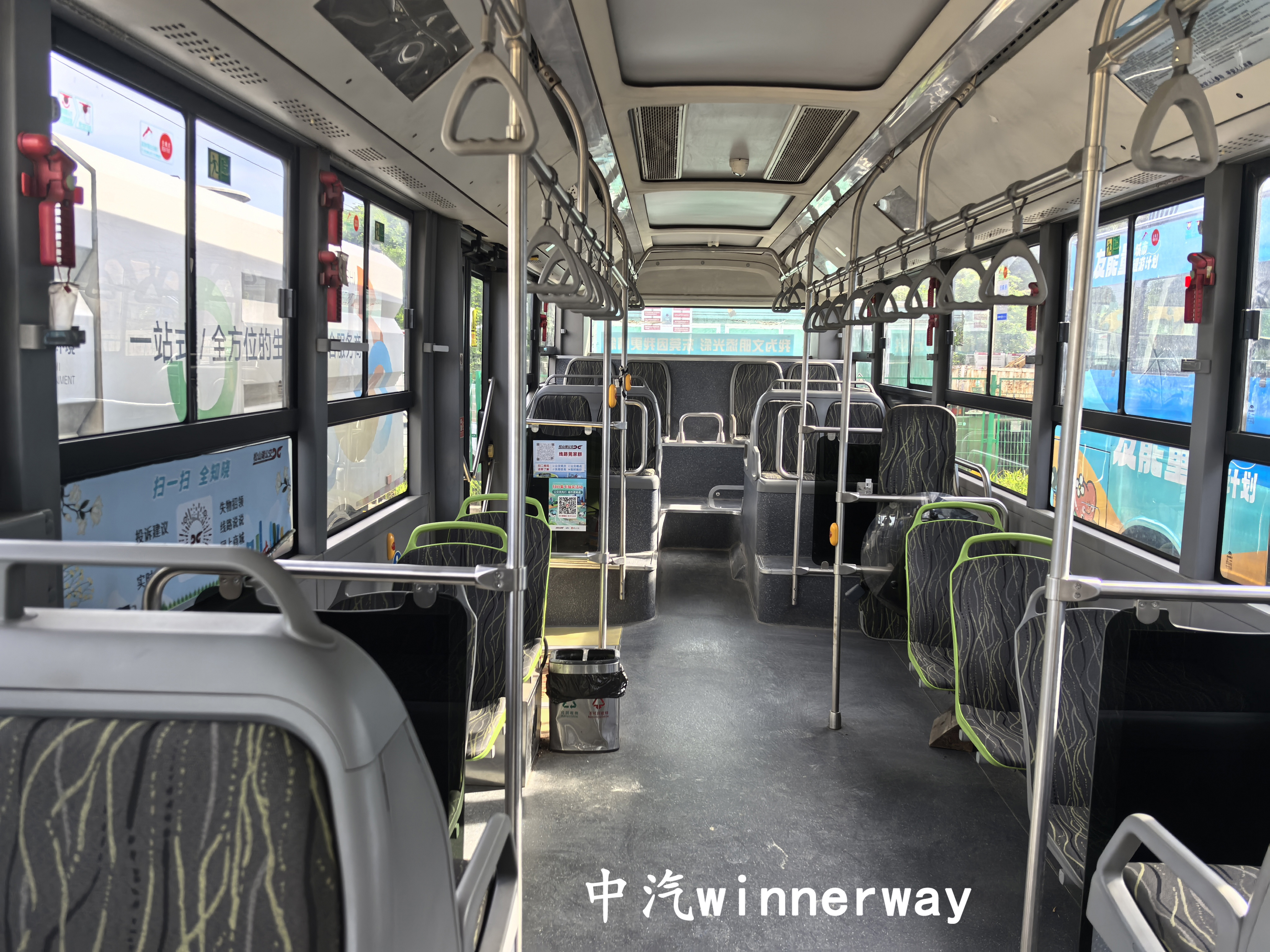 車輛內飾（由前往後）