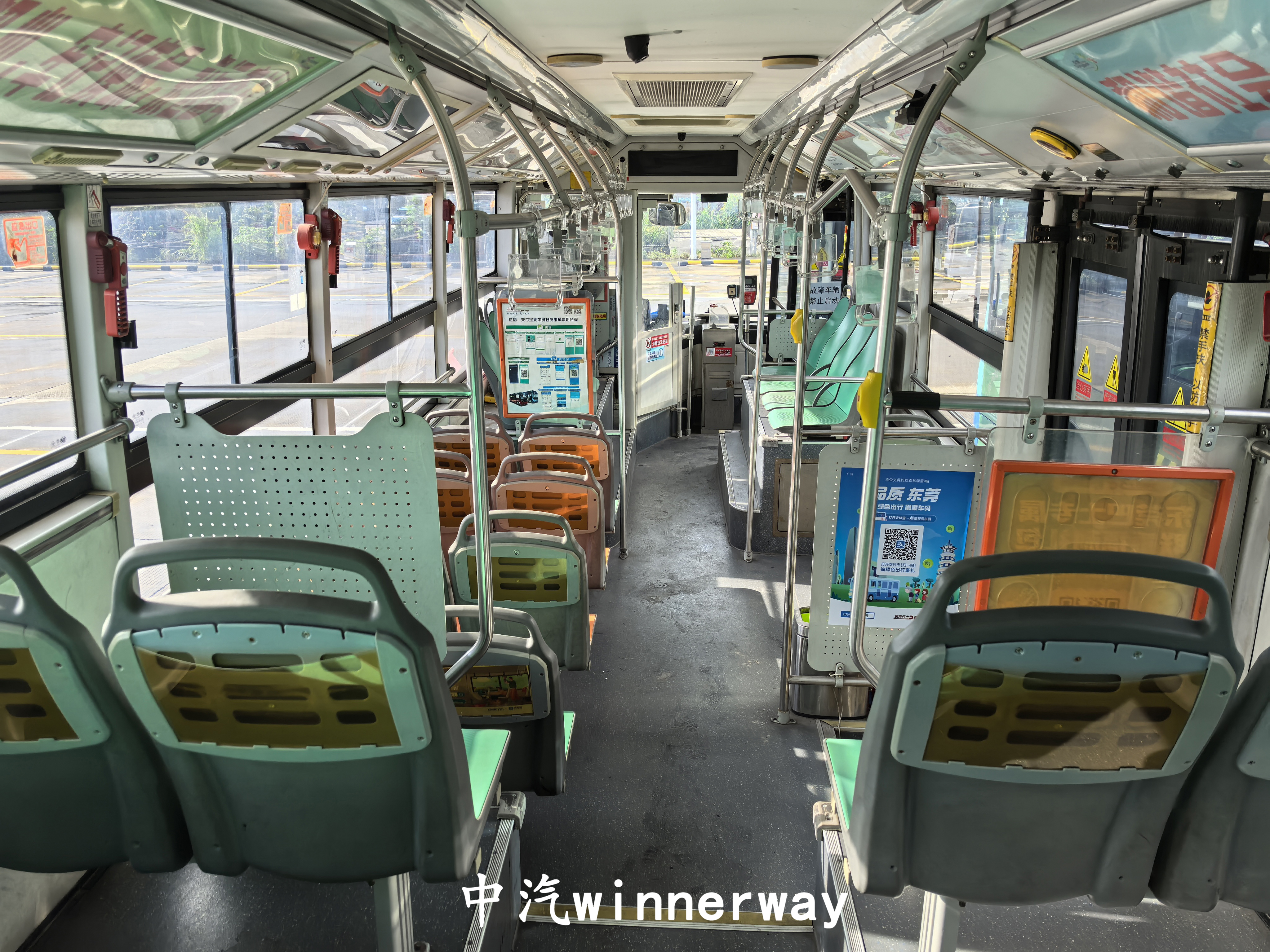 File:东莞城巴KMT6106GBEV1車輛內飾(由後往前).jpg