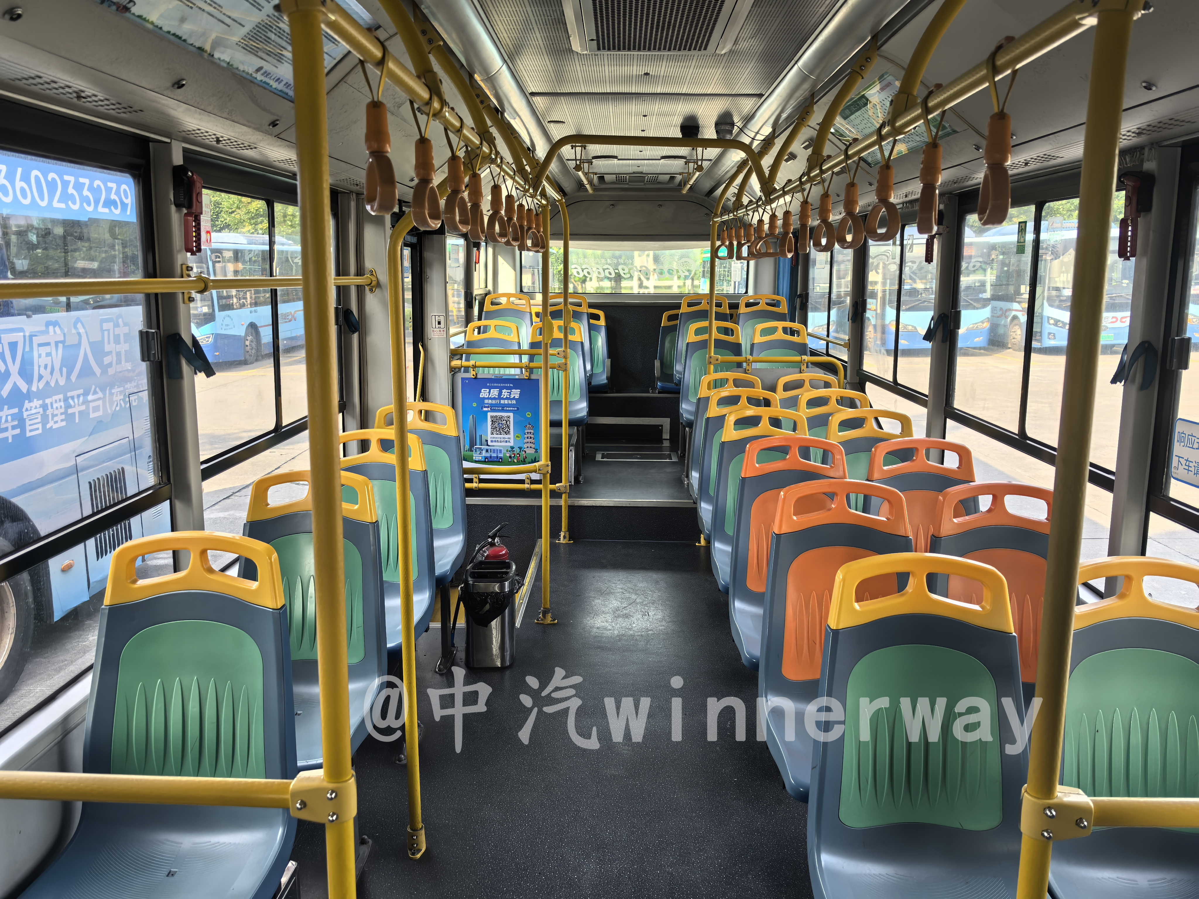 File:宇通ZK6105BEVG6車輛內飾(由前往後).jpg