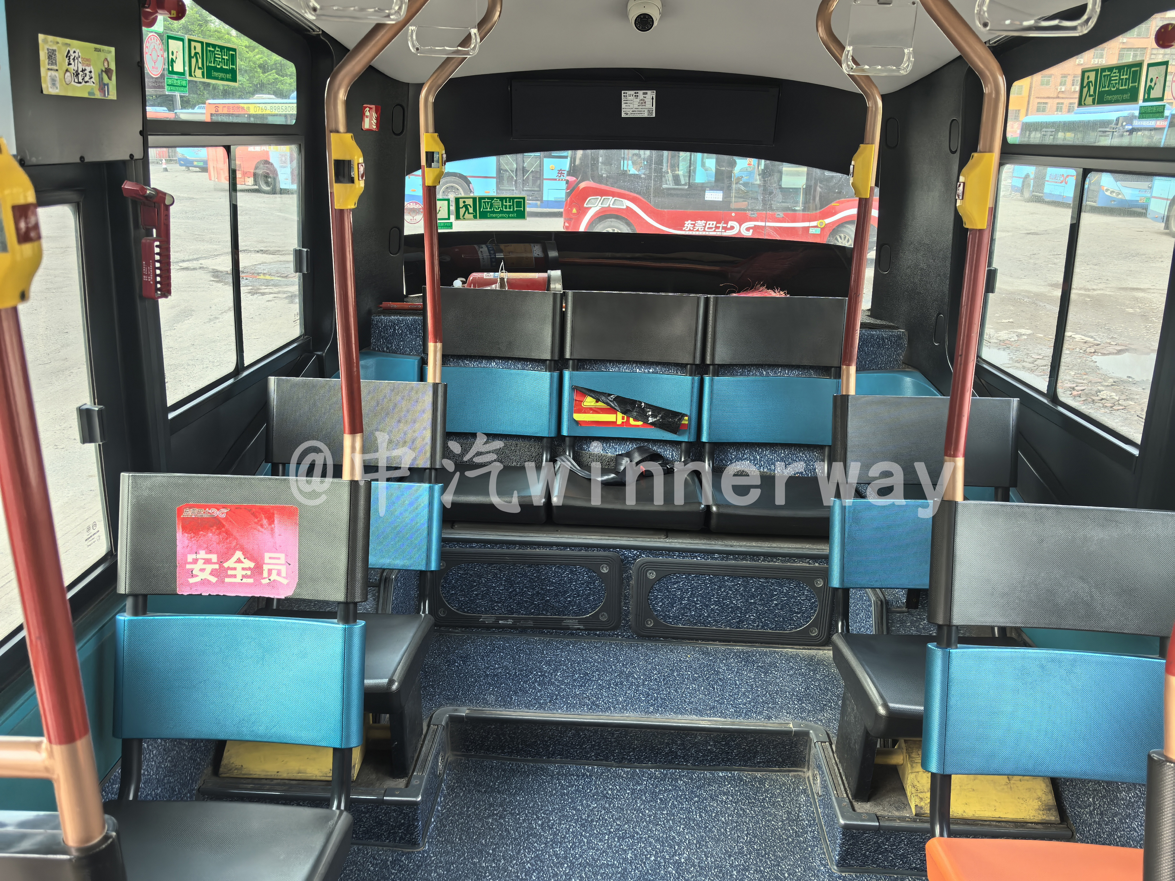 車輛內飾（由前往後）
