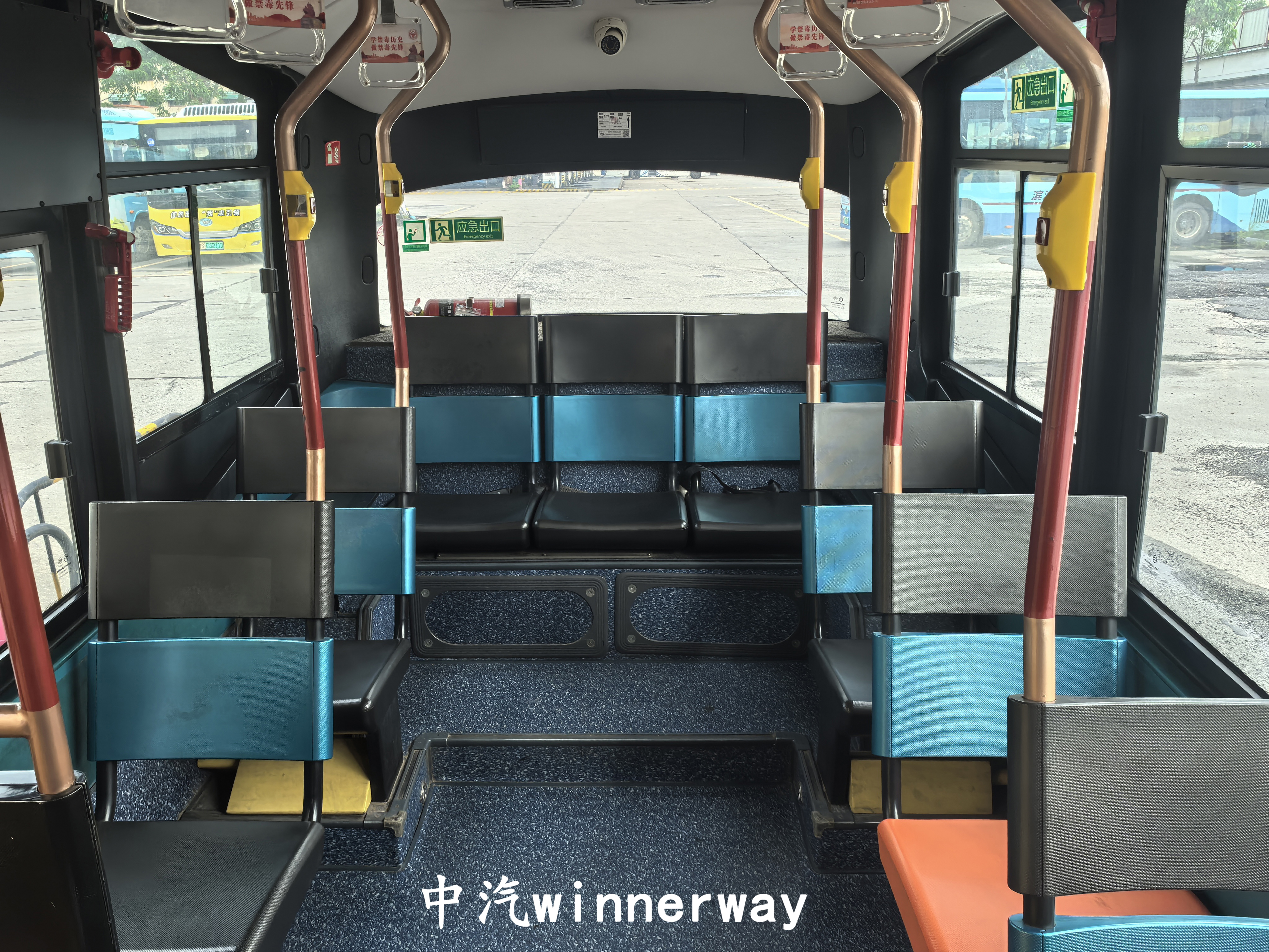 車輛內飾（由前往後）