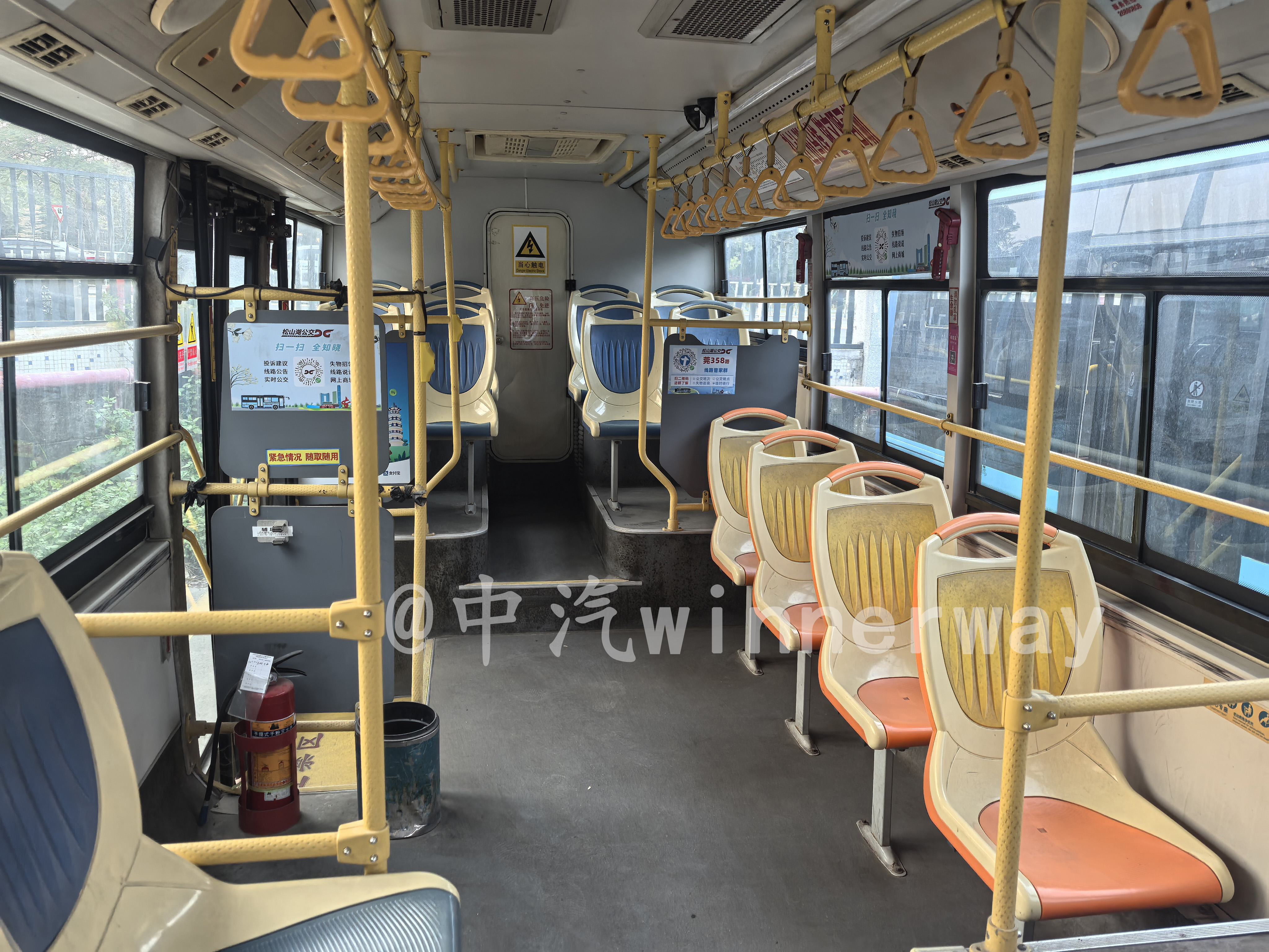 車輛內飾（由前往後）