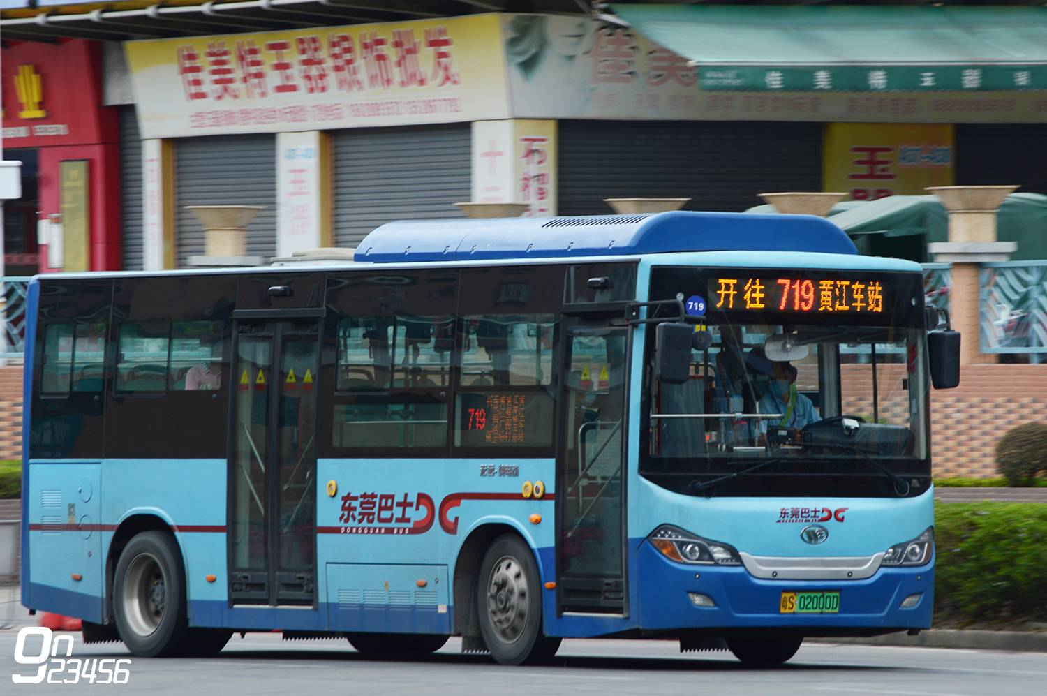 門位，該車采用揚州傑信空調外機