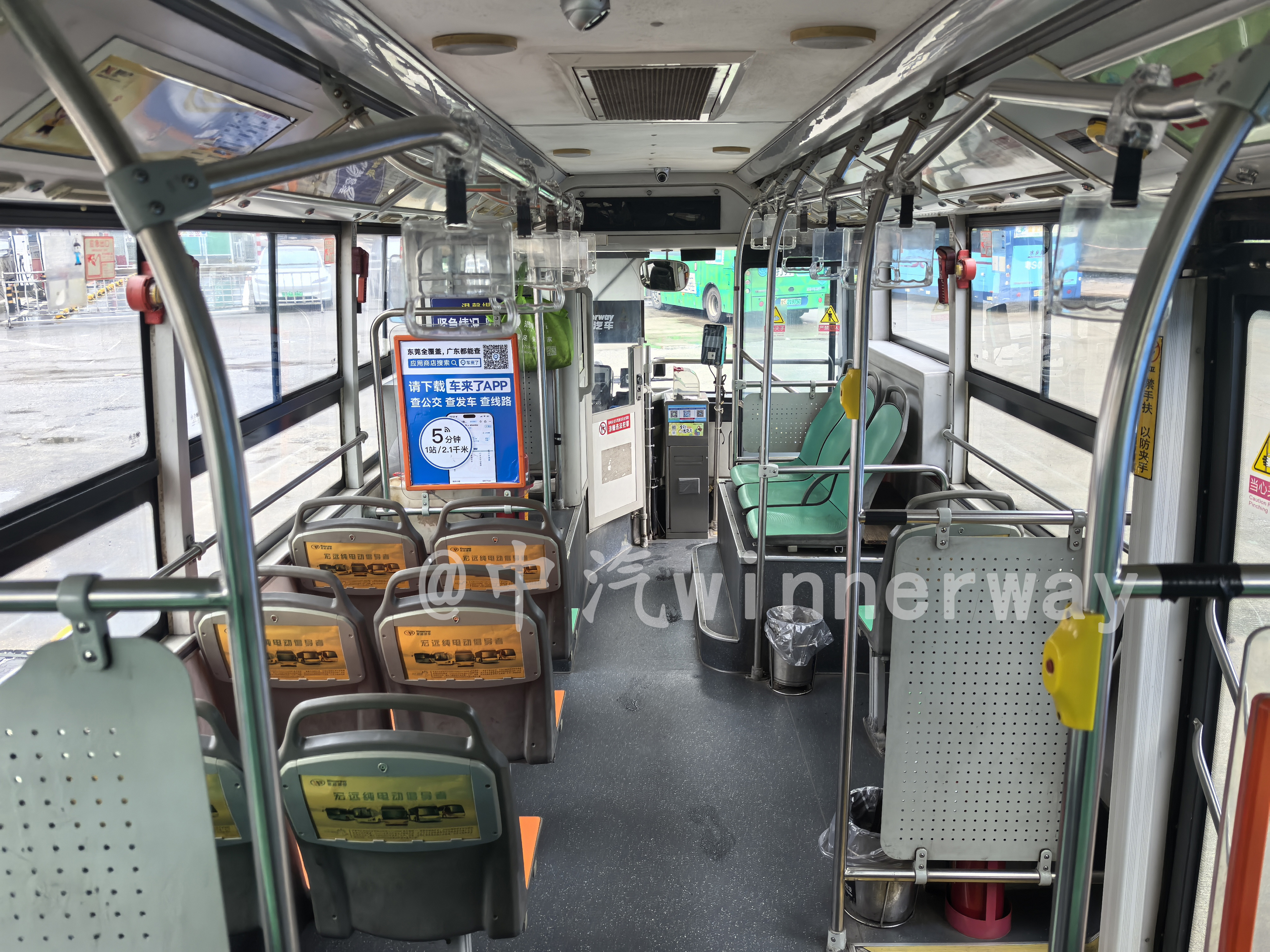 File:水鄉新城KMT6861GBEV1⁄2車輛內飾(由後往前).jpg