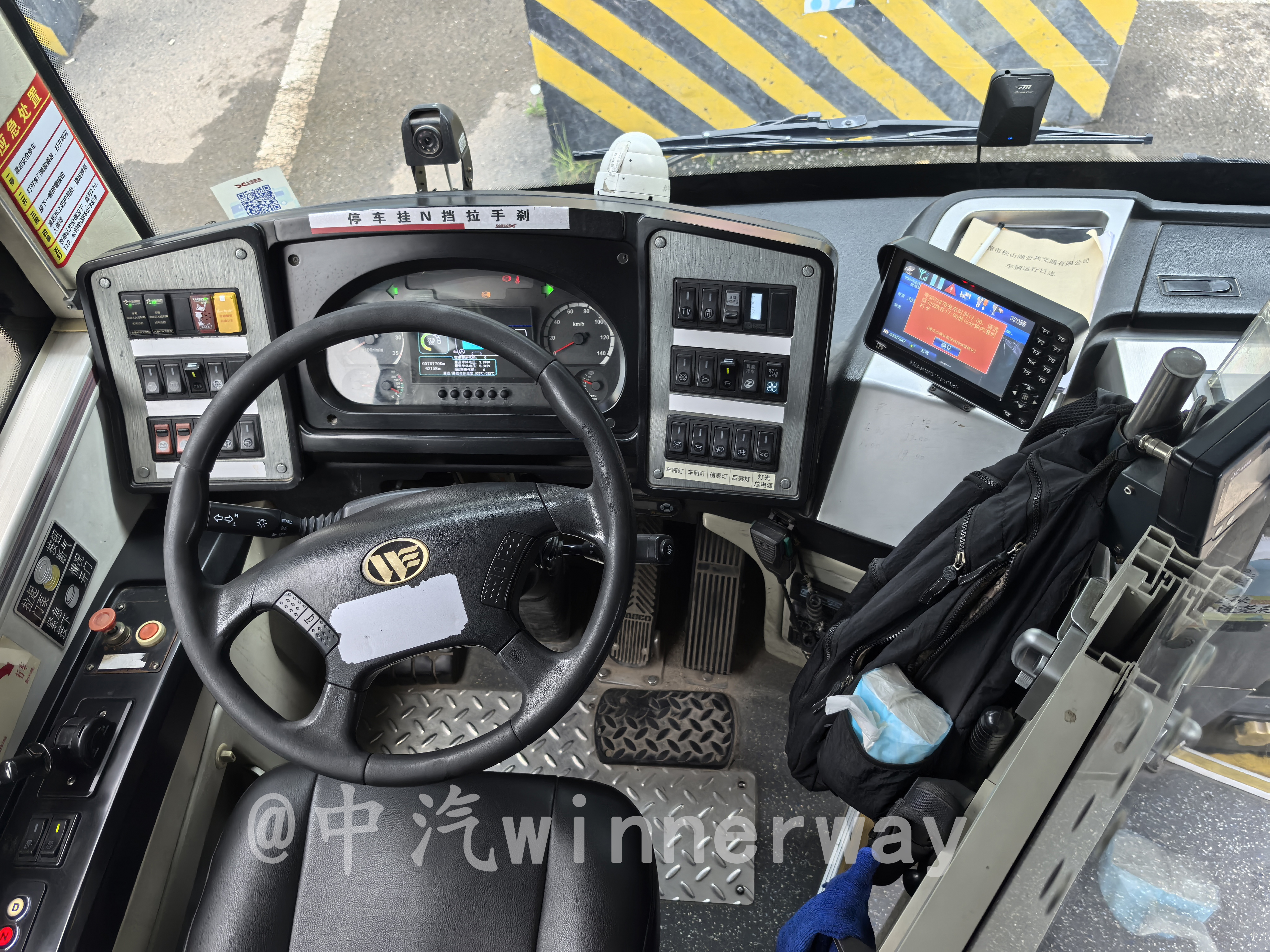 File:松山湖KMT6861GBEV5駕駛室.jpg