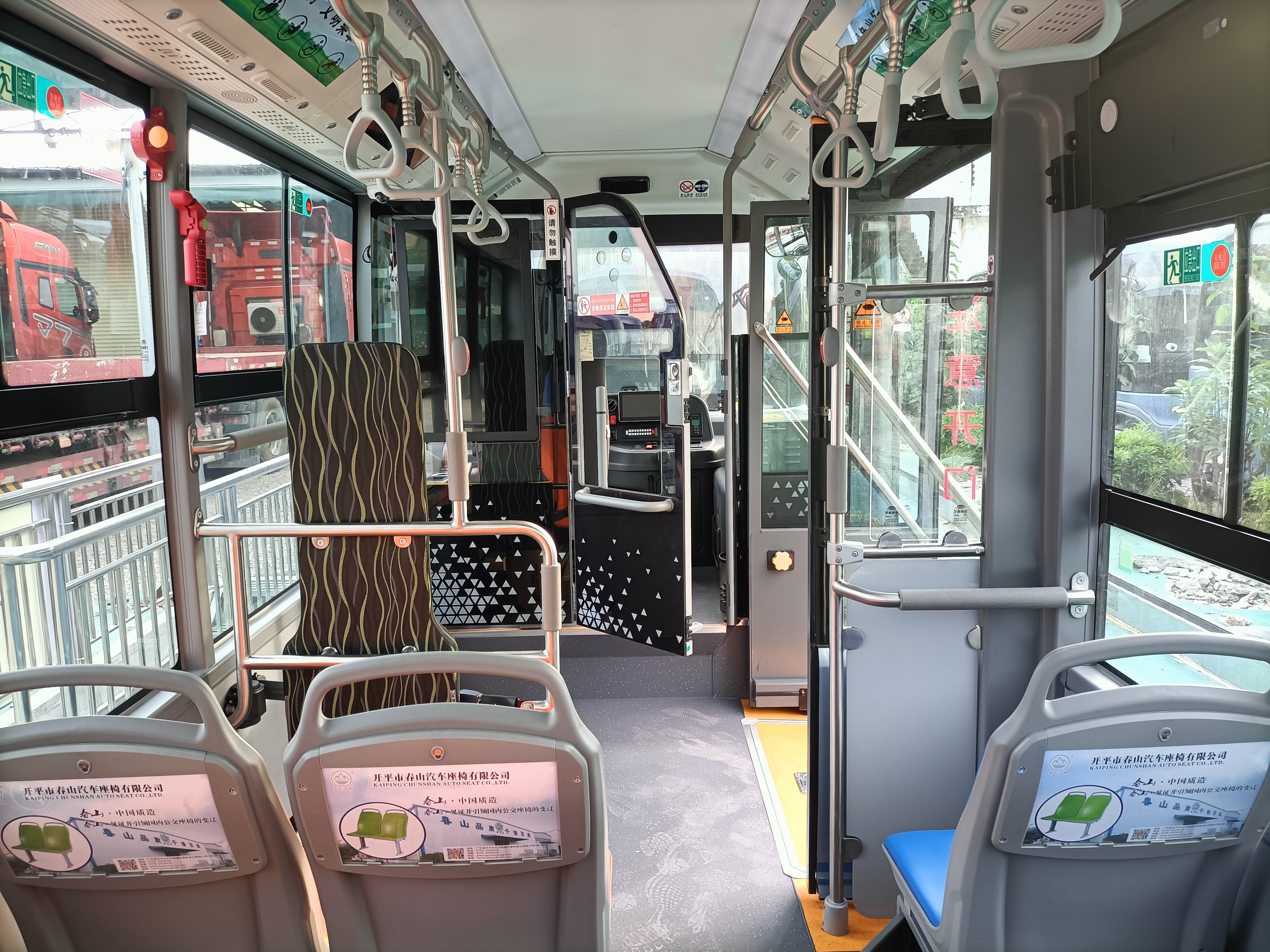 車輛內飾（右後往前）