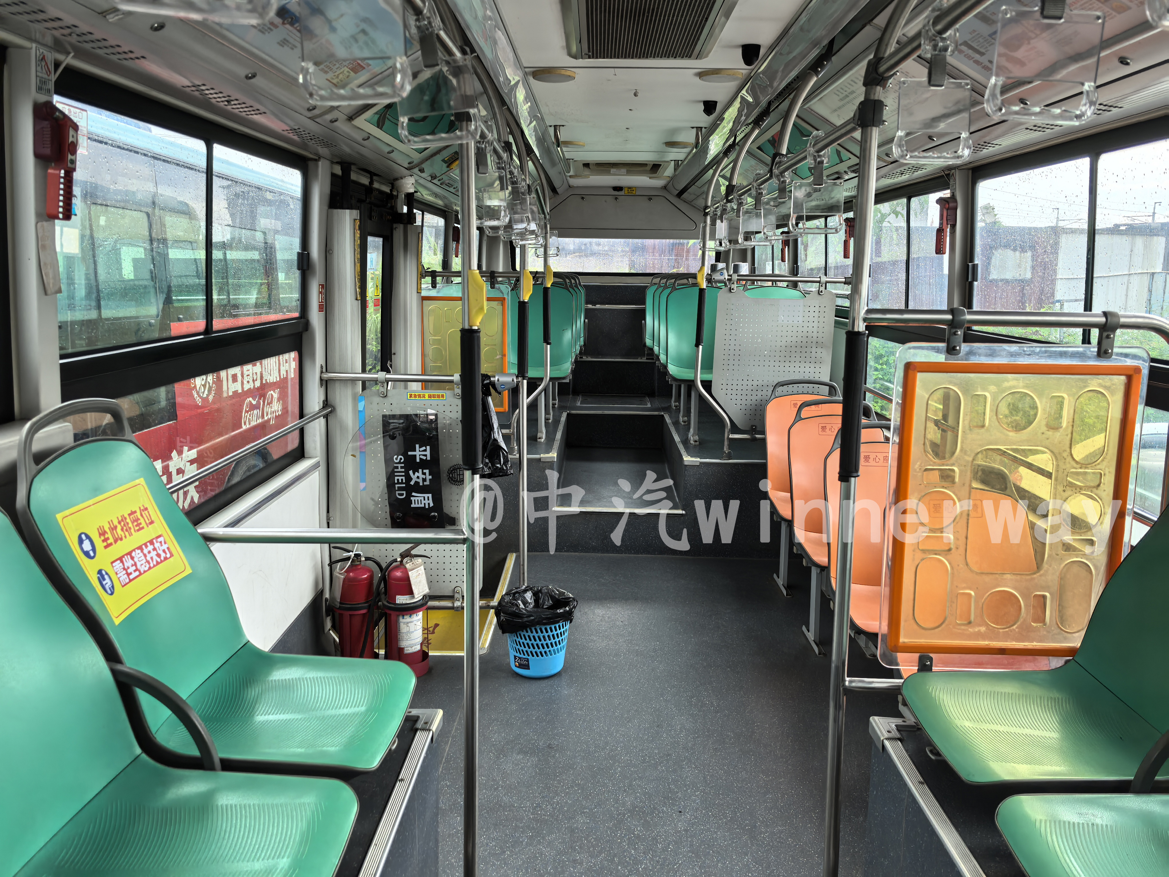 車輛內飾（由前往後）