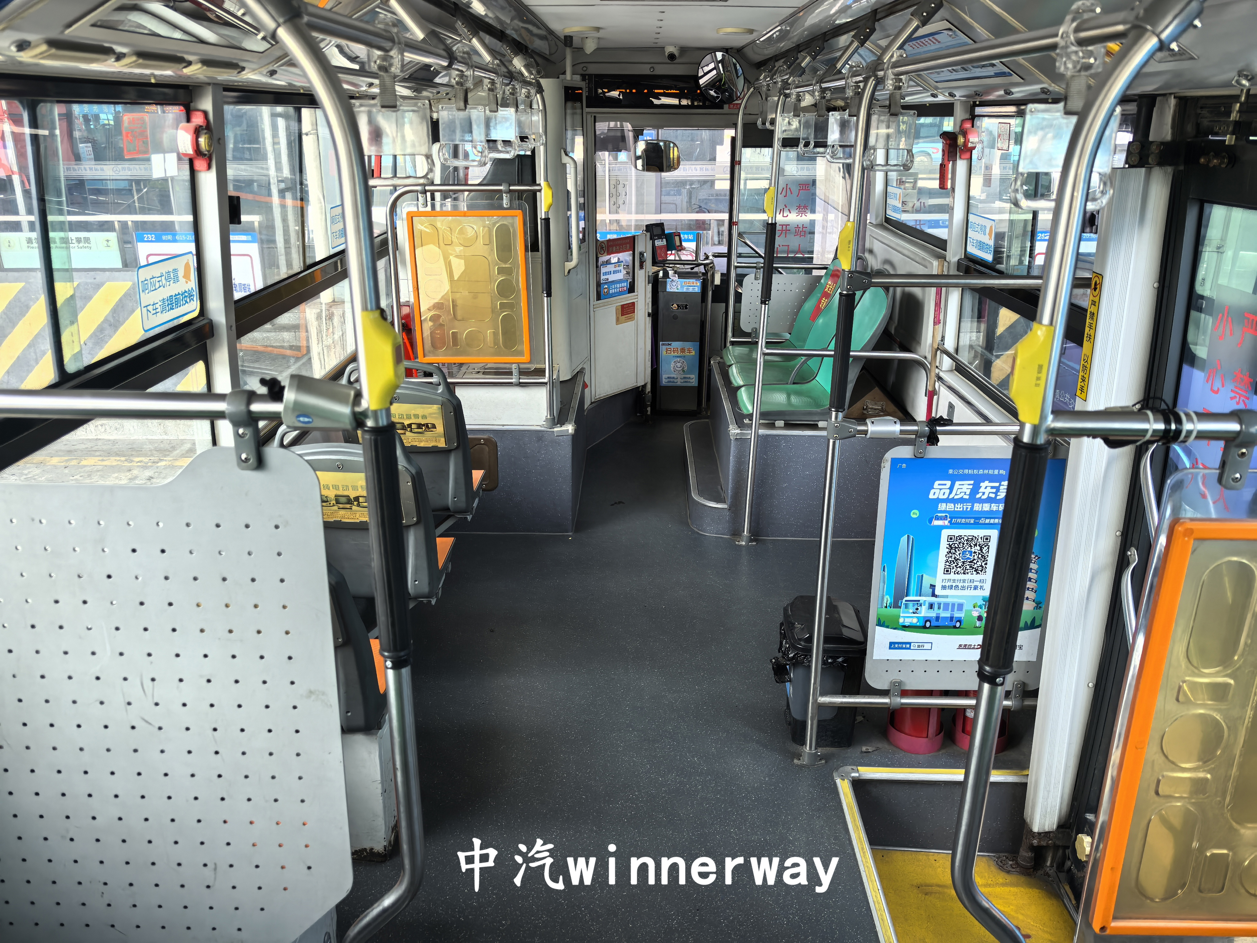 車輛內飾（由前往後）