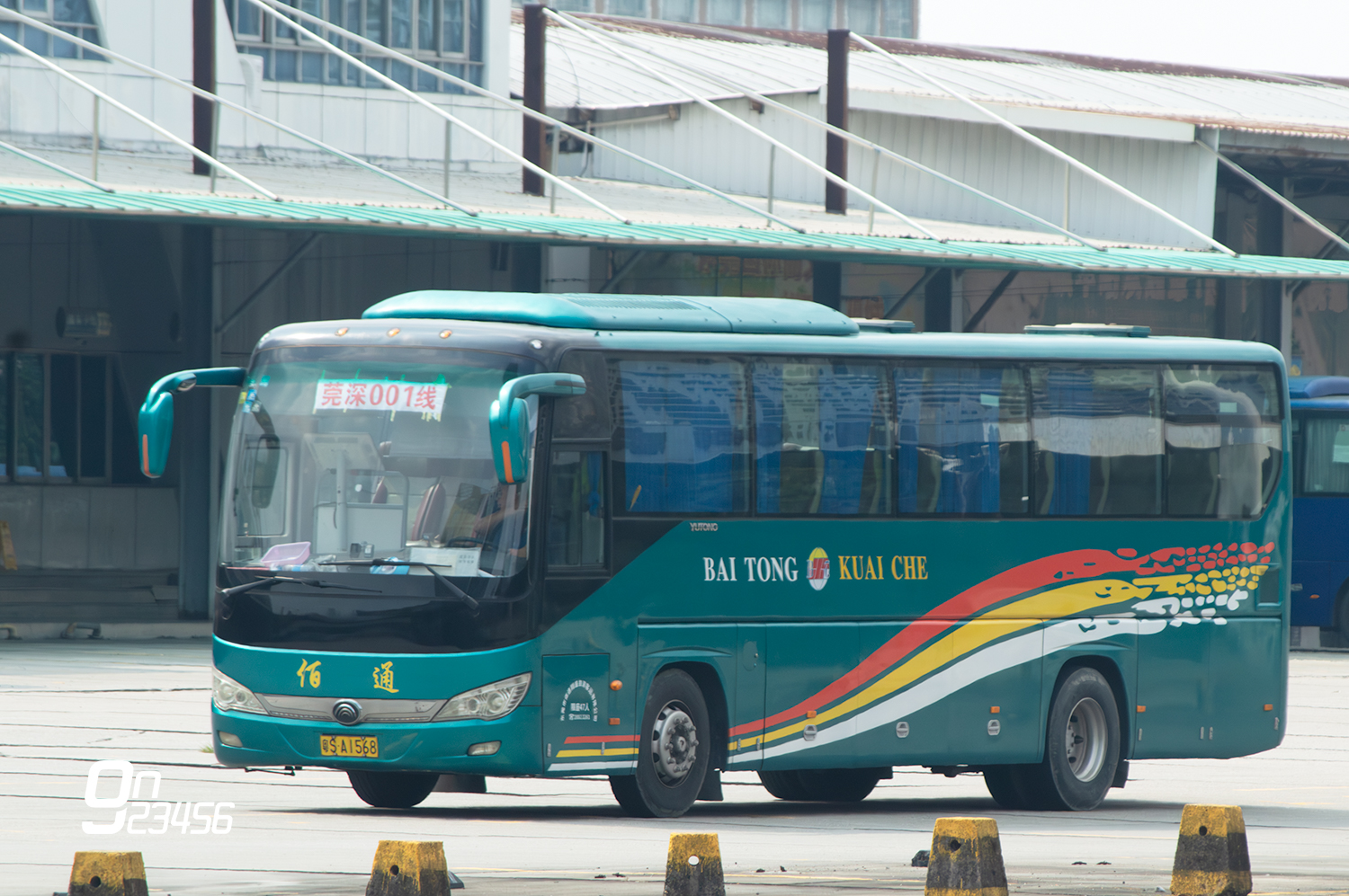 莞深001線曾于2025年國慶假期期間從東莞市佰通翔盛旅遊客運有限公司抽調一部宇通ZK6110HE9行駛加班車。