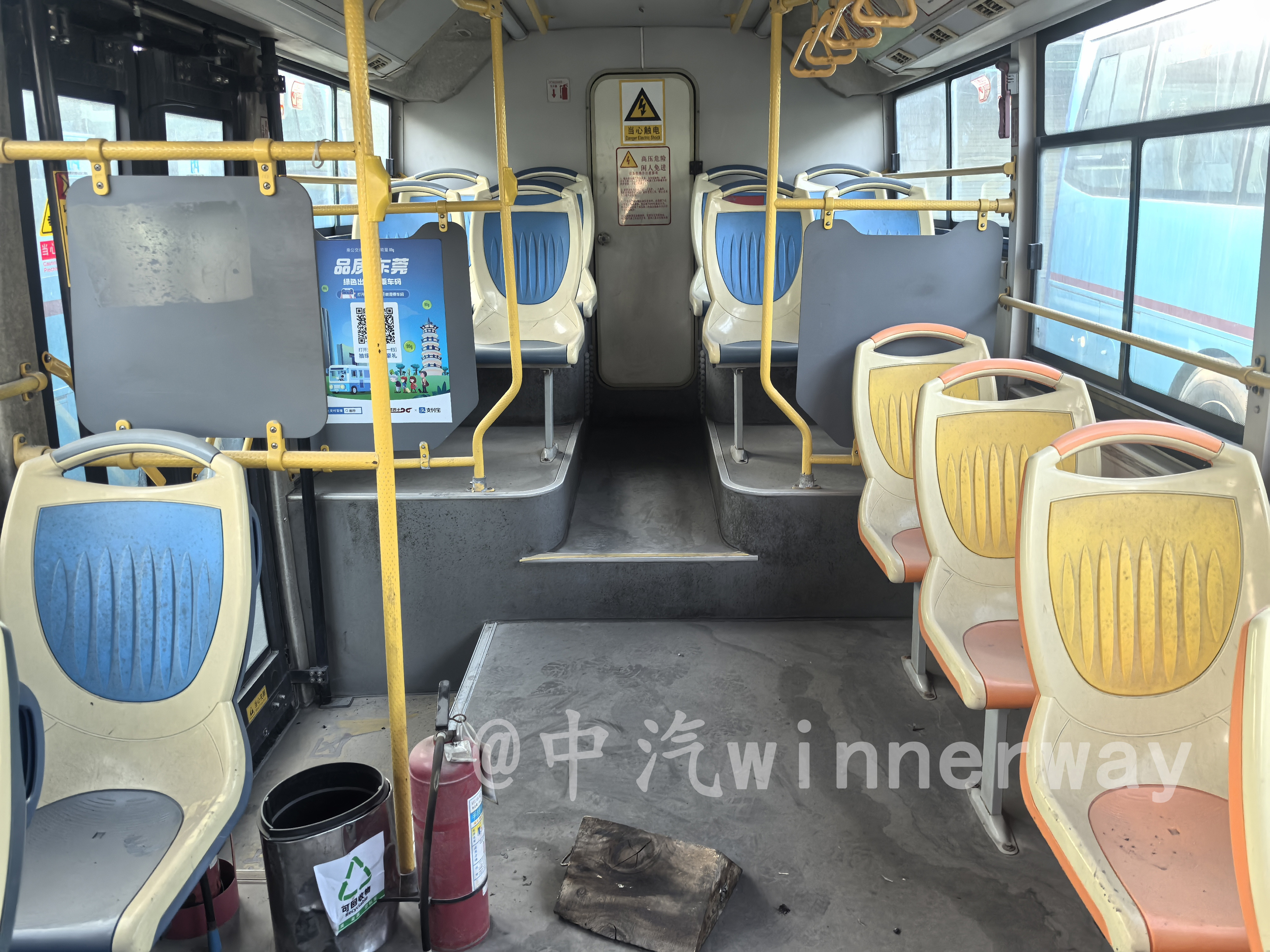 車輛內飾（由前往後）