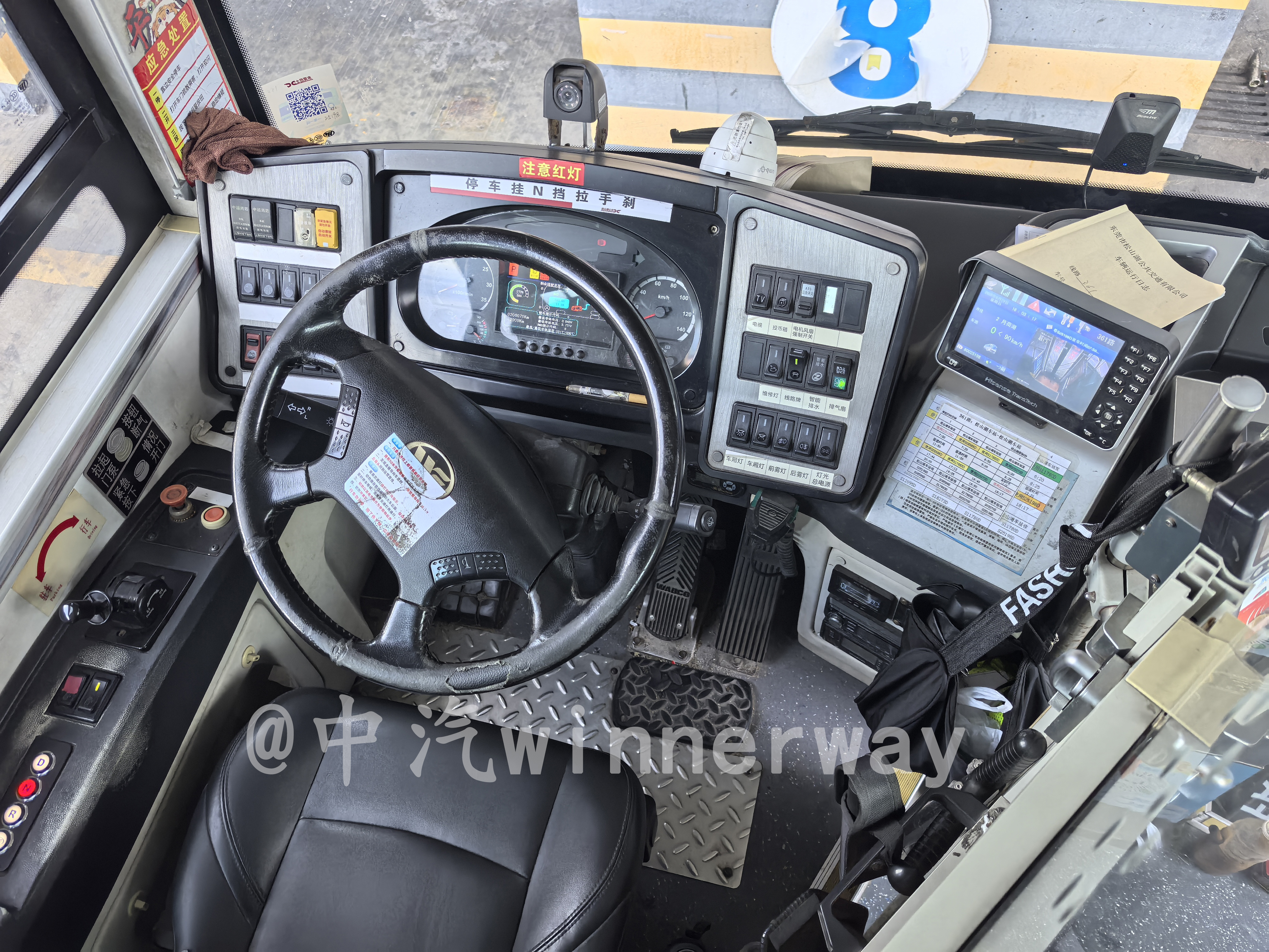File:松山湖KMT6861GBEV6駕駛室.jpg