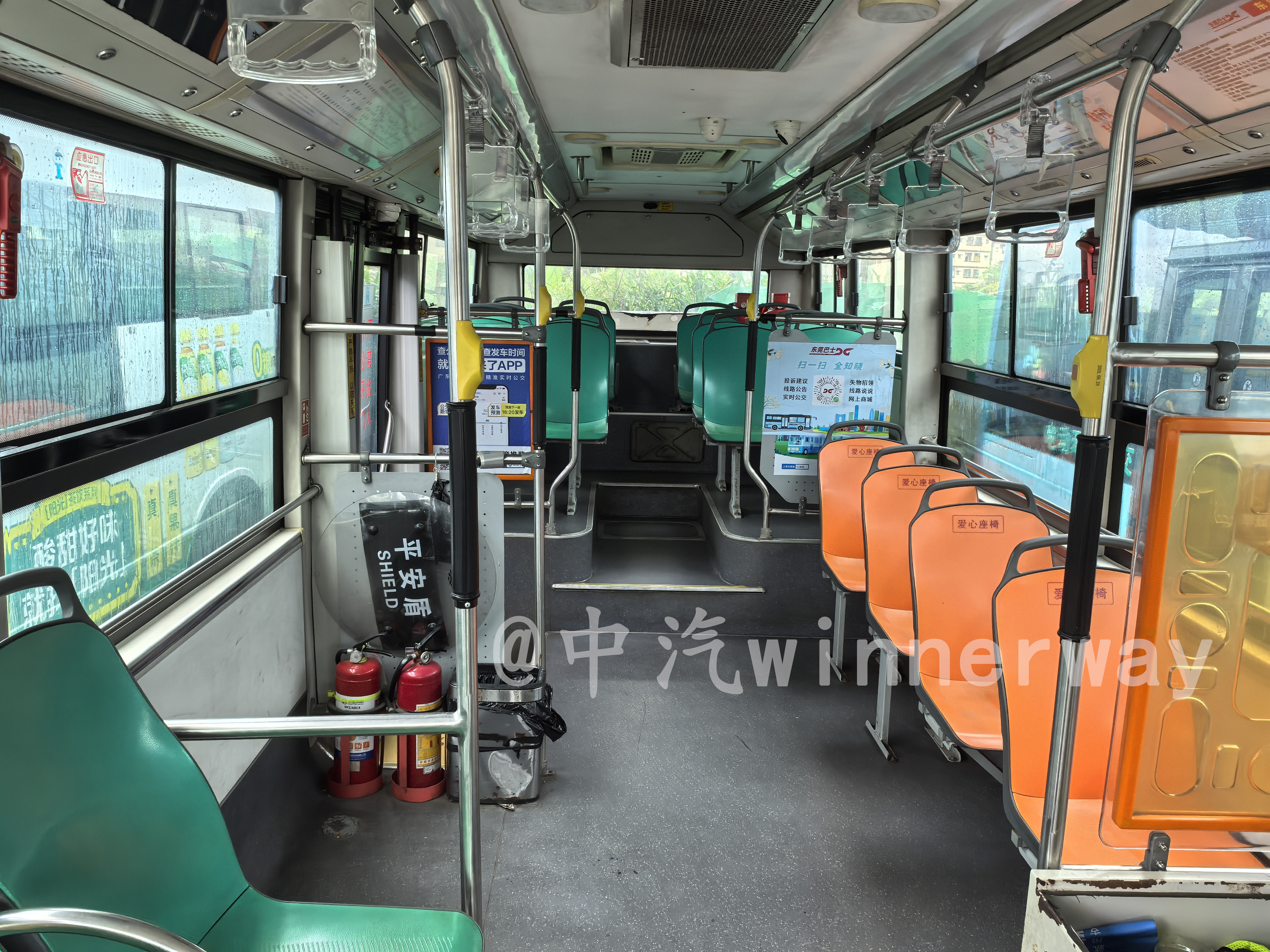 車輛內飾（由前往後）