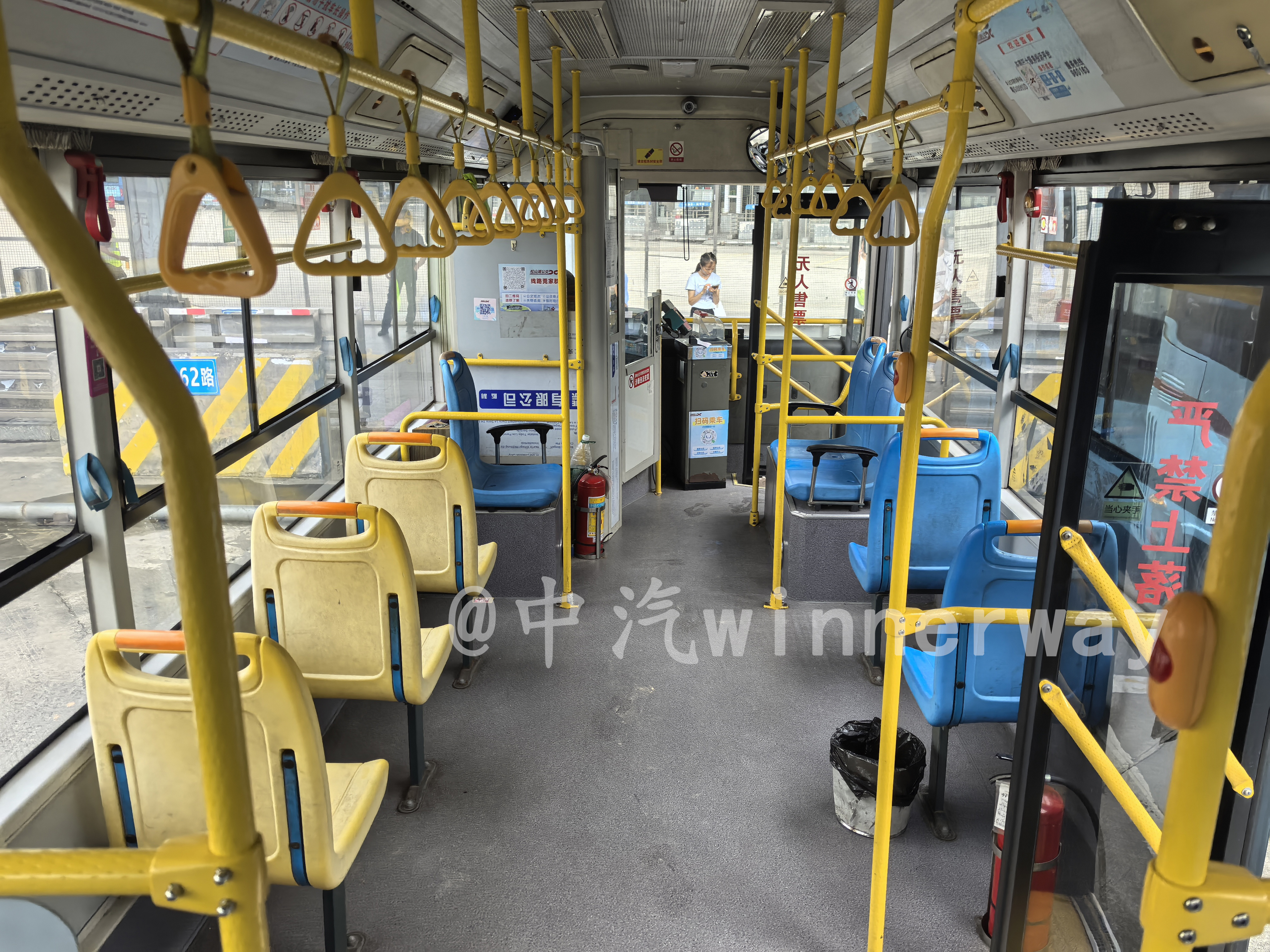 車輛內飾（由後往前）