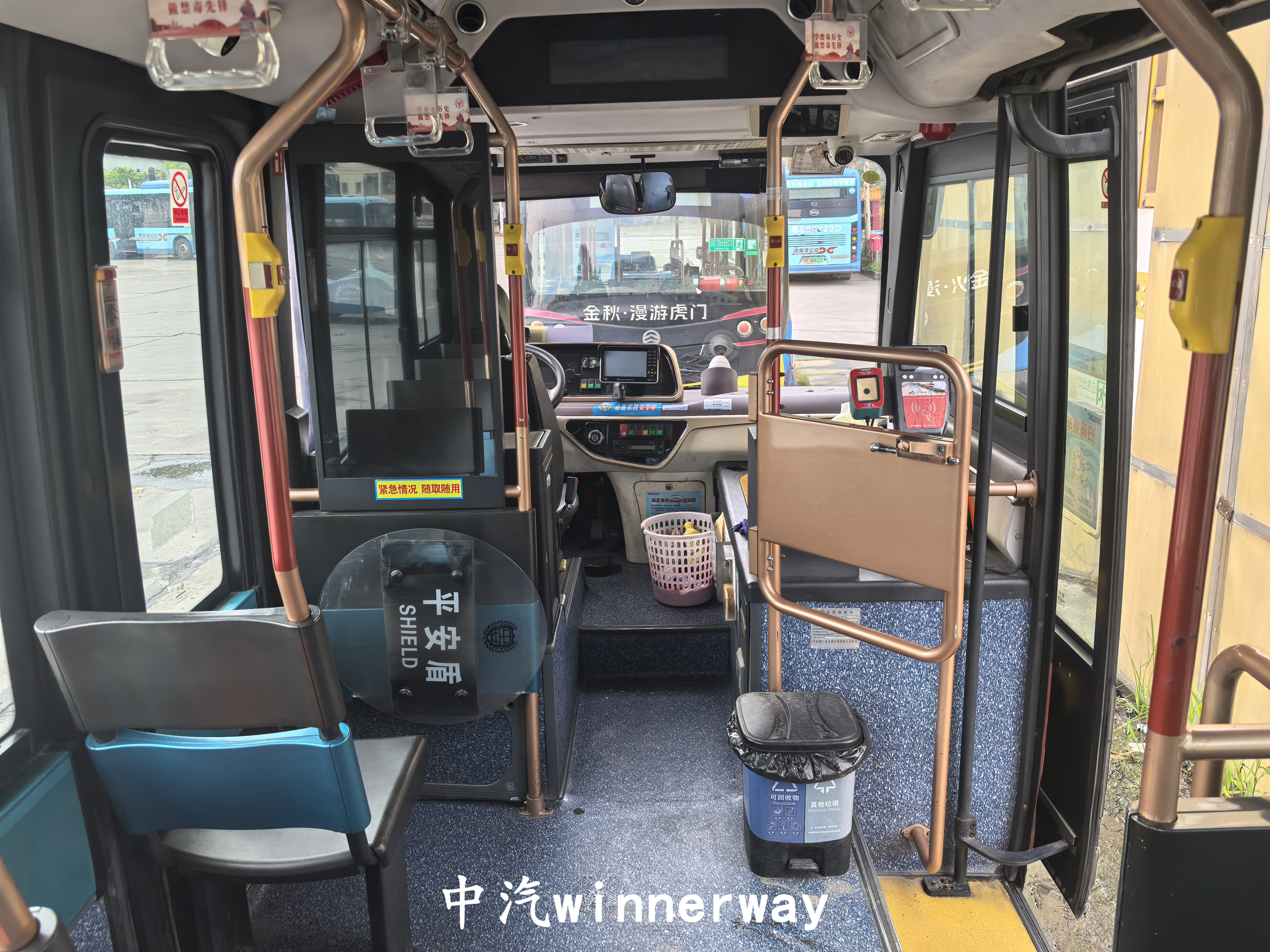 車輛內飾（由後往前）