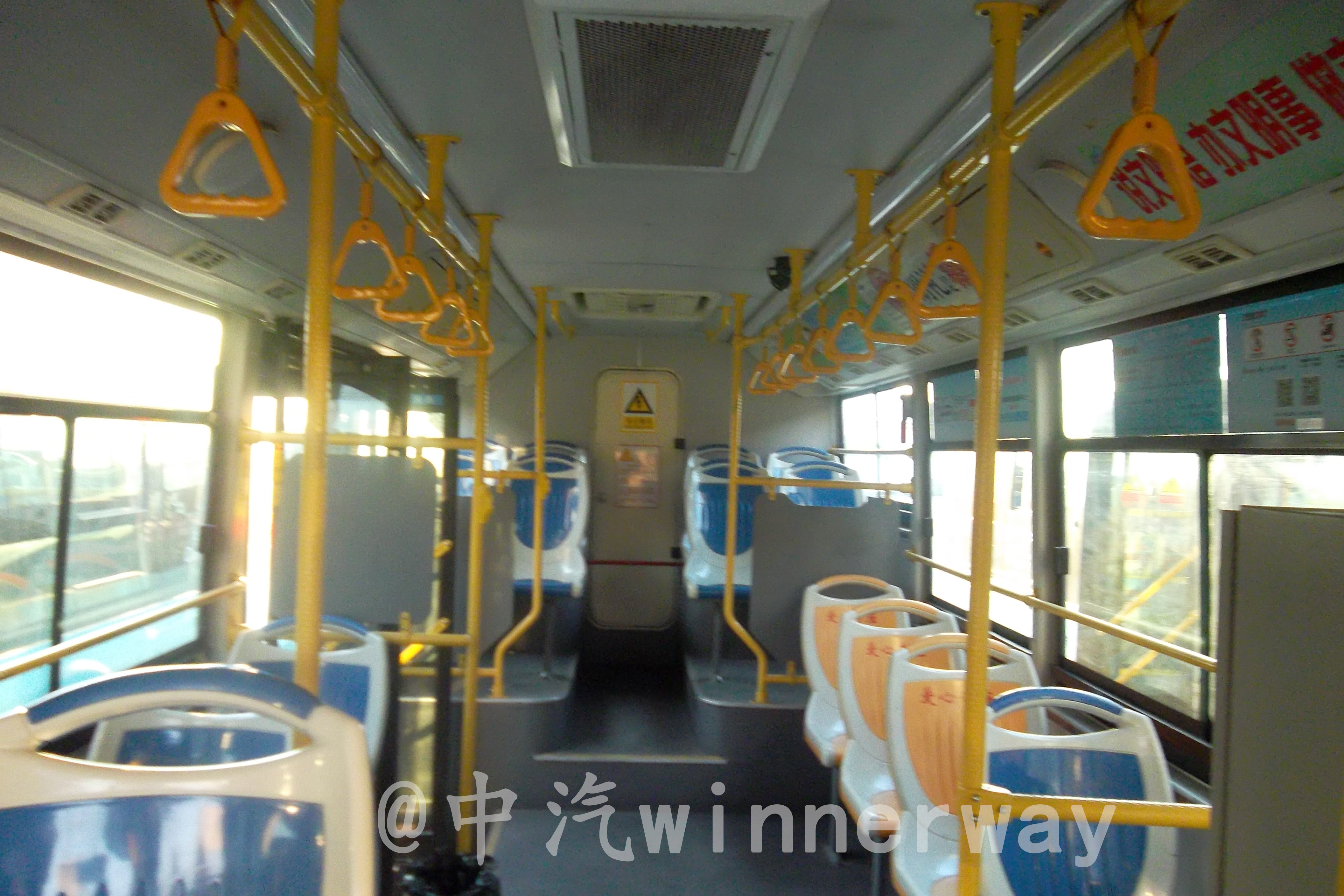 車輛內飾（由前往後）
