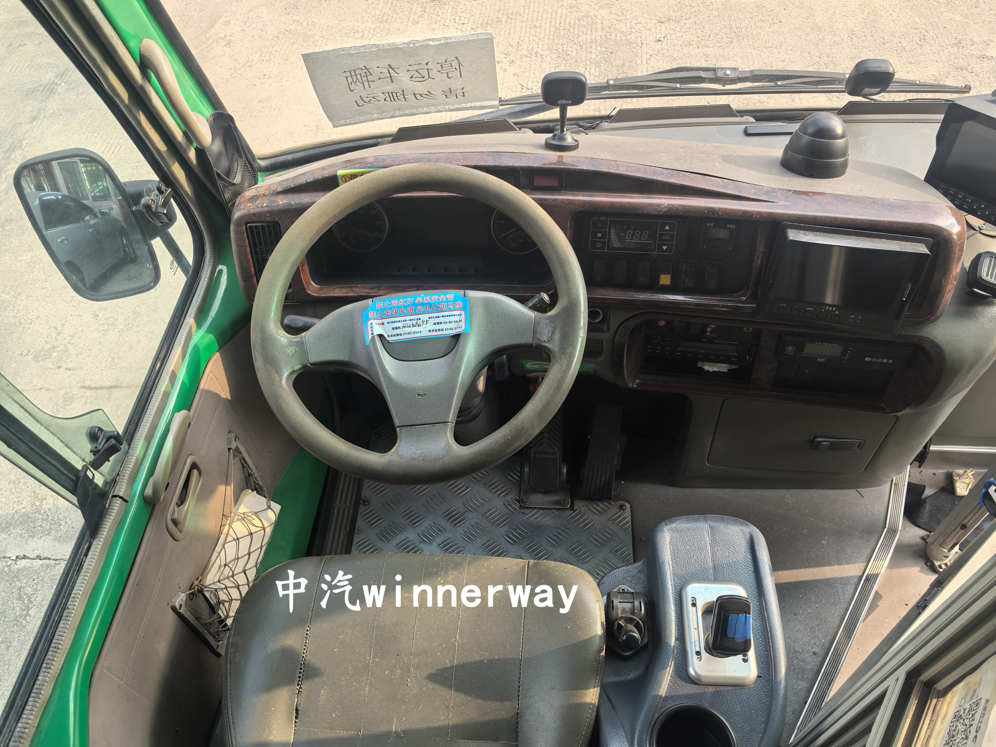 File:XML6809JEV10C駕駛室.jpg
