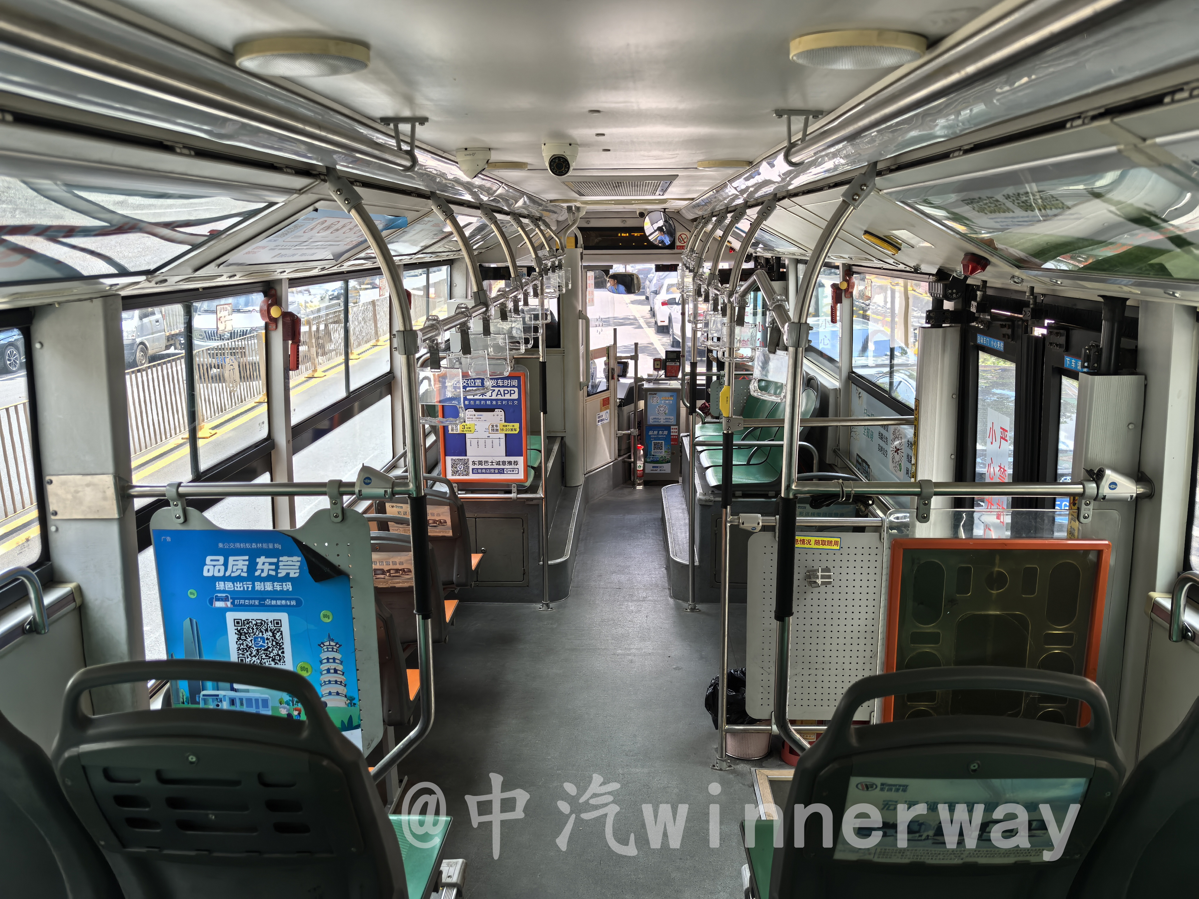 車輛內飾（由後往前）