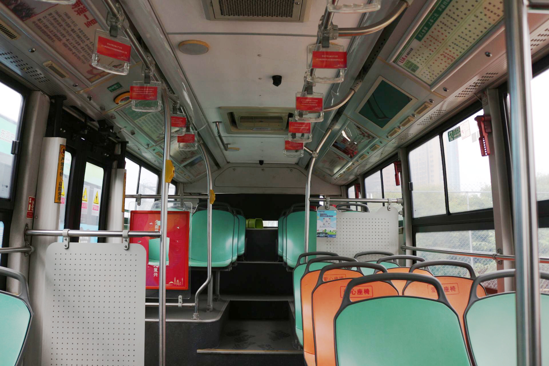 車輛內飾（由前往後）
