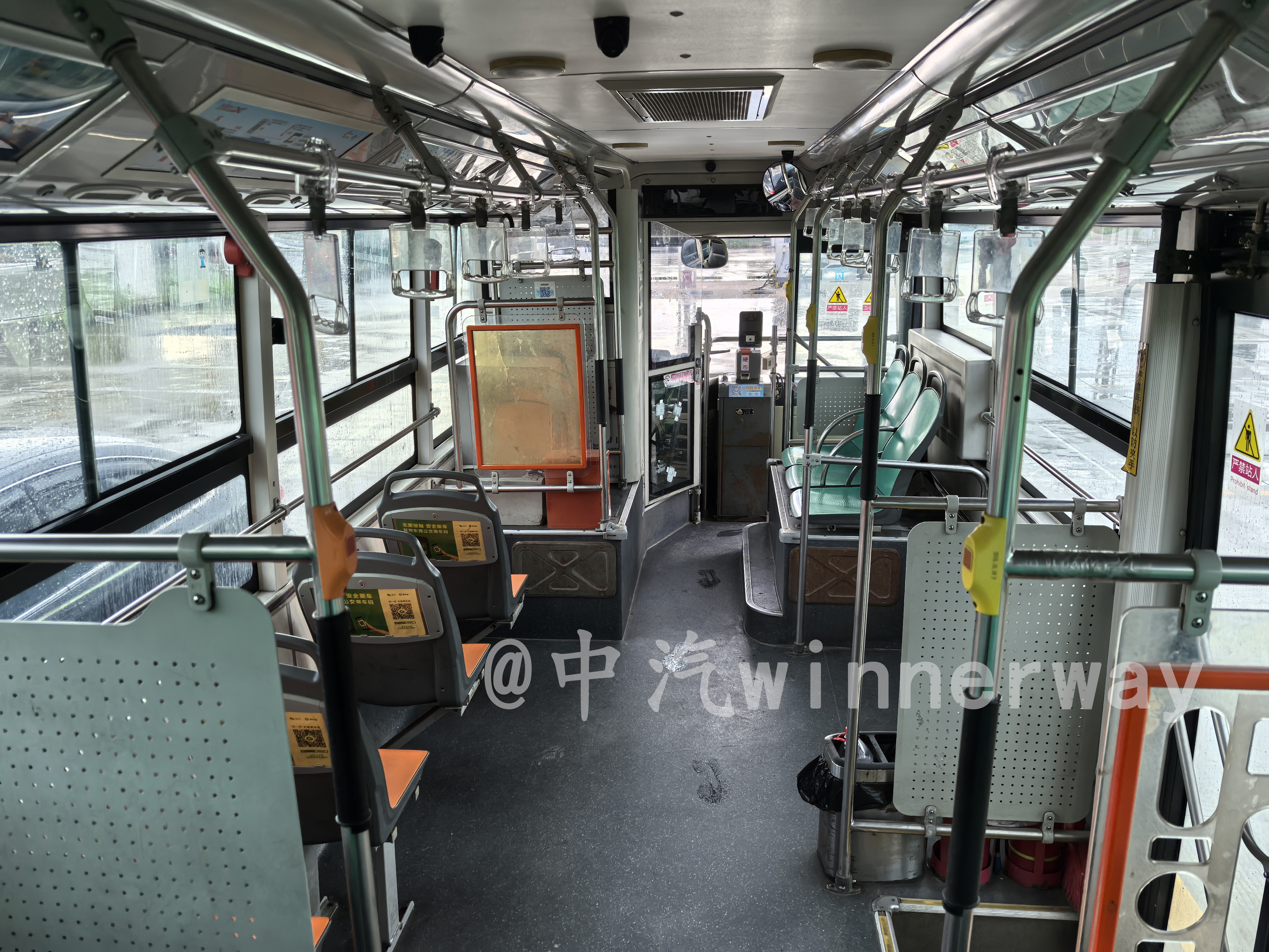車輛內飾（由後往前）