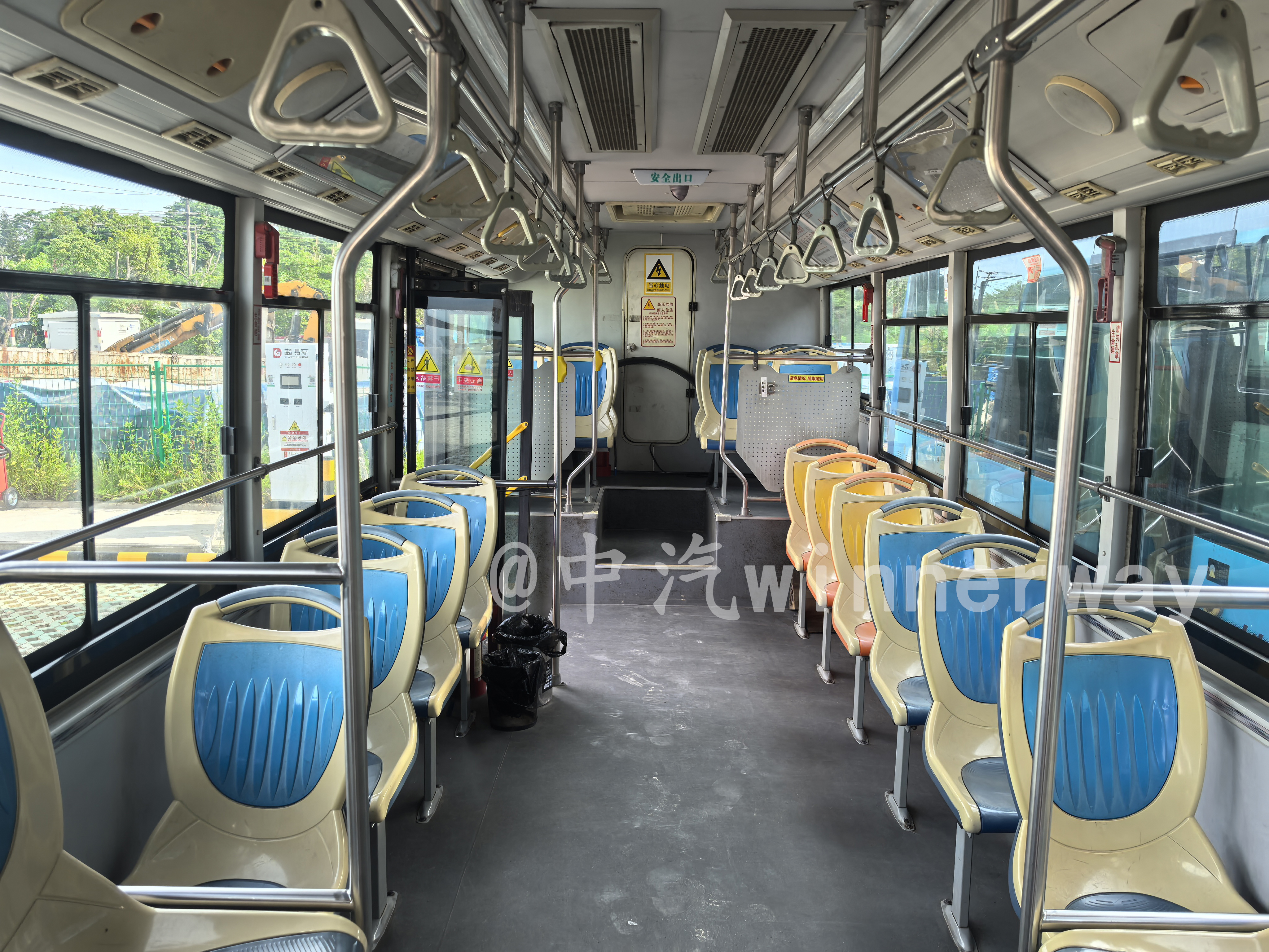 車輛內飾（由前往後）