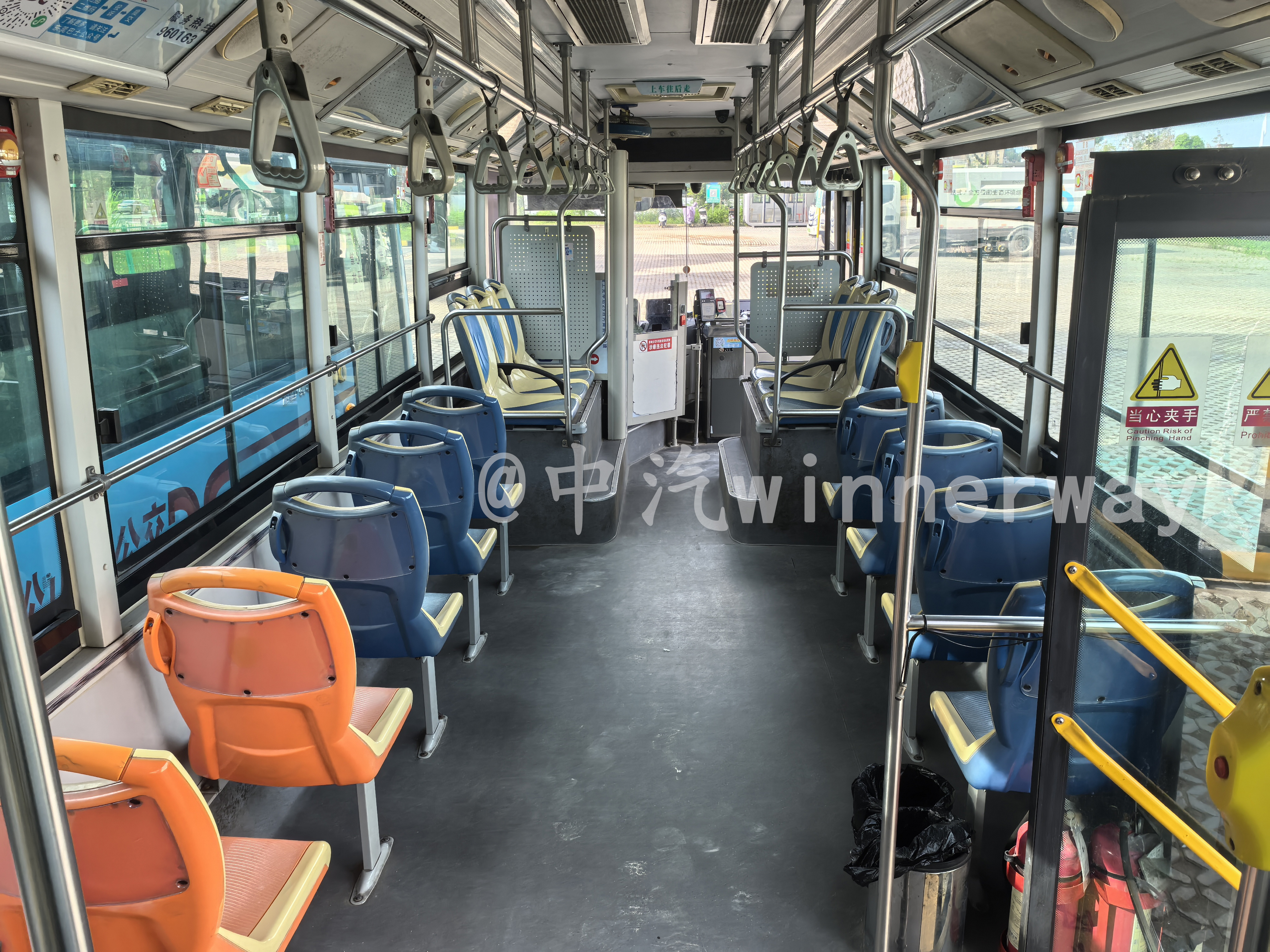 車輛內飾（由後往前）