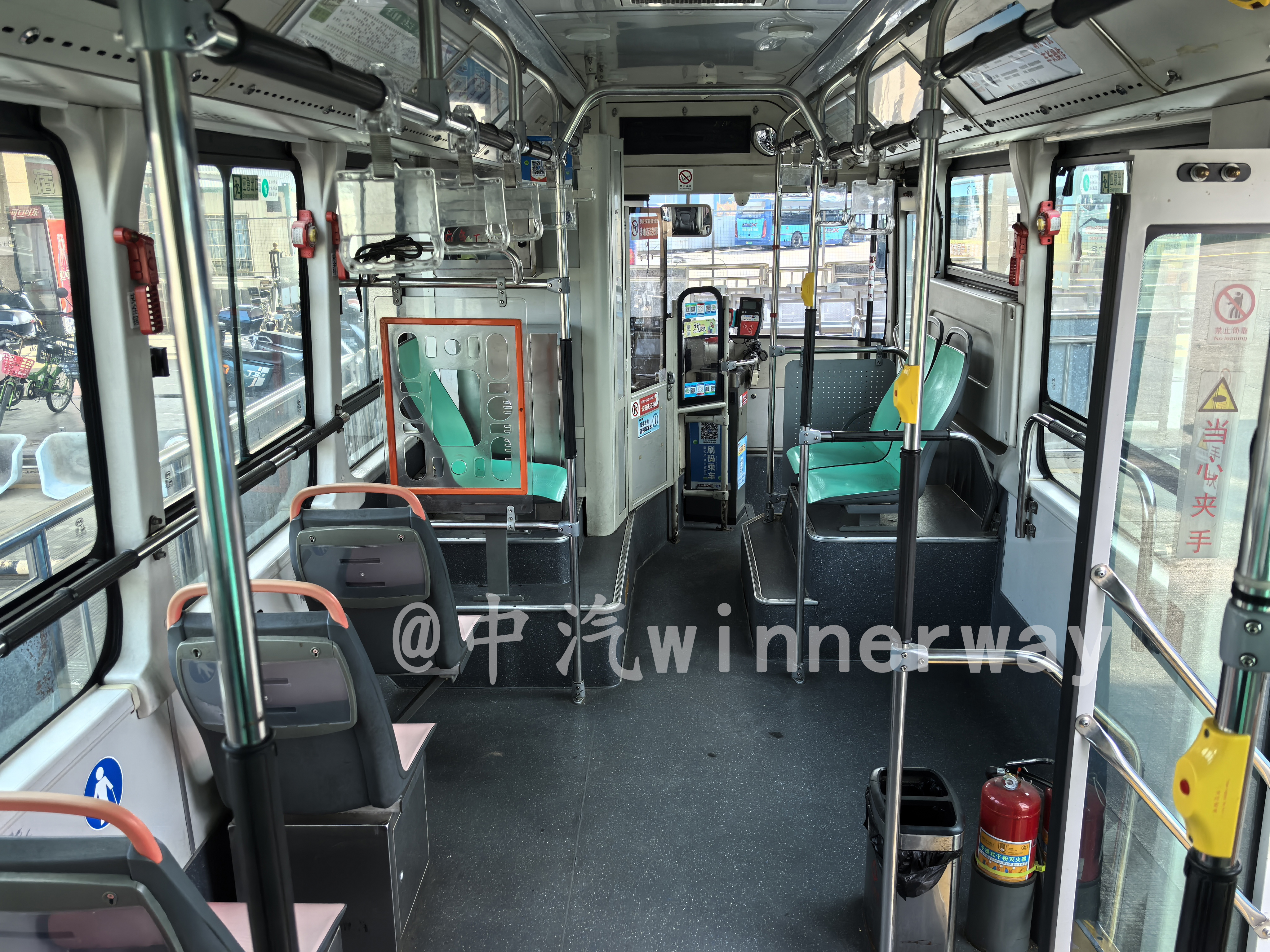 車輛內飾（由後往前）
