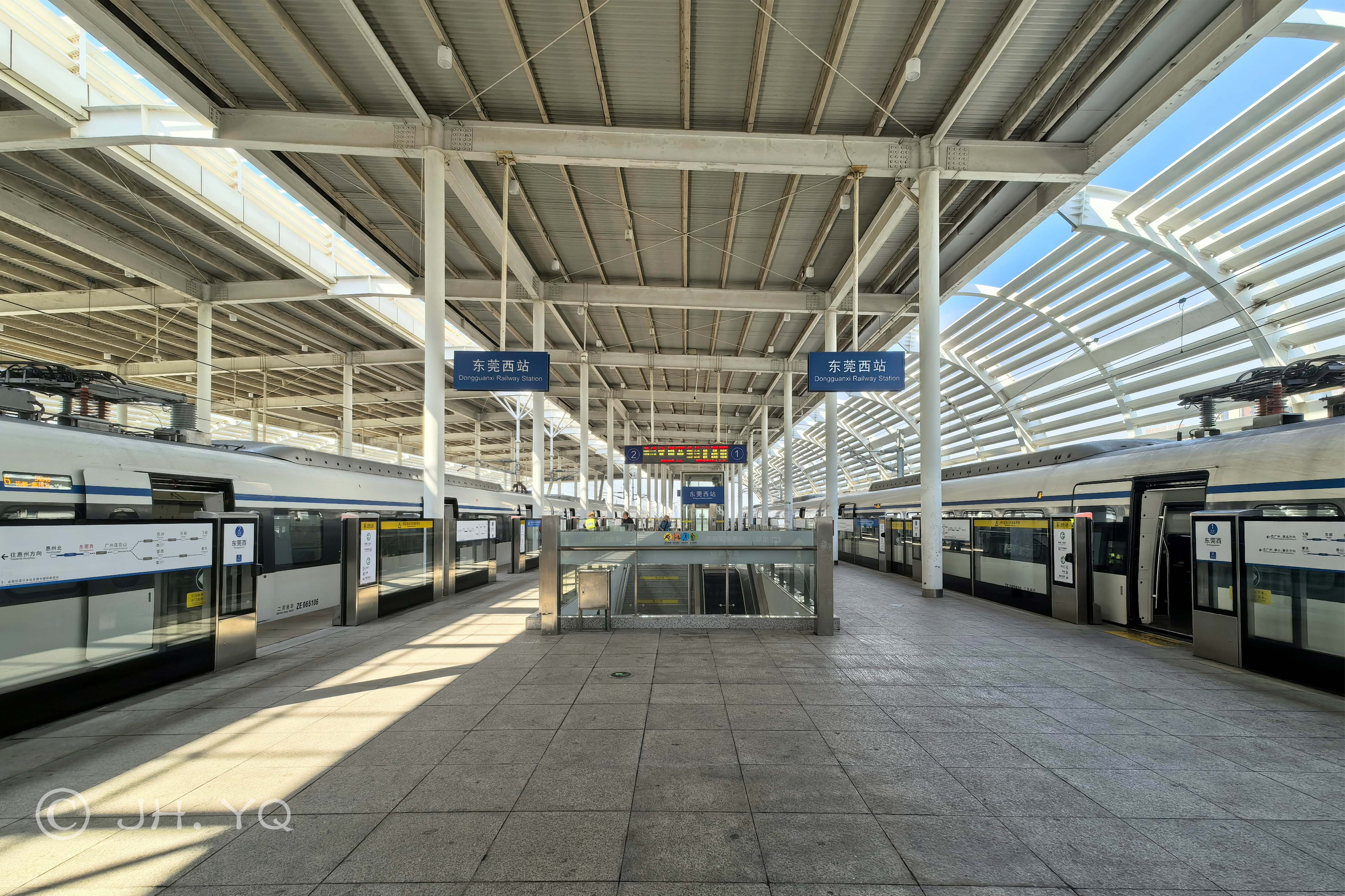 东莞西站1、2站台，█广惠城际铁路列车停靠该站台（2025年12月）