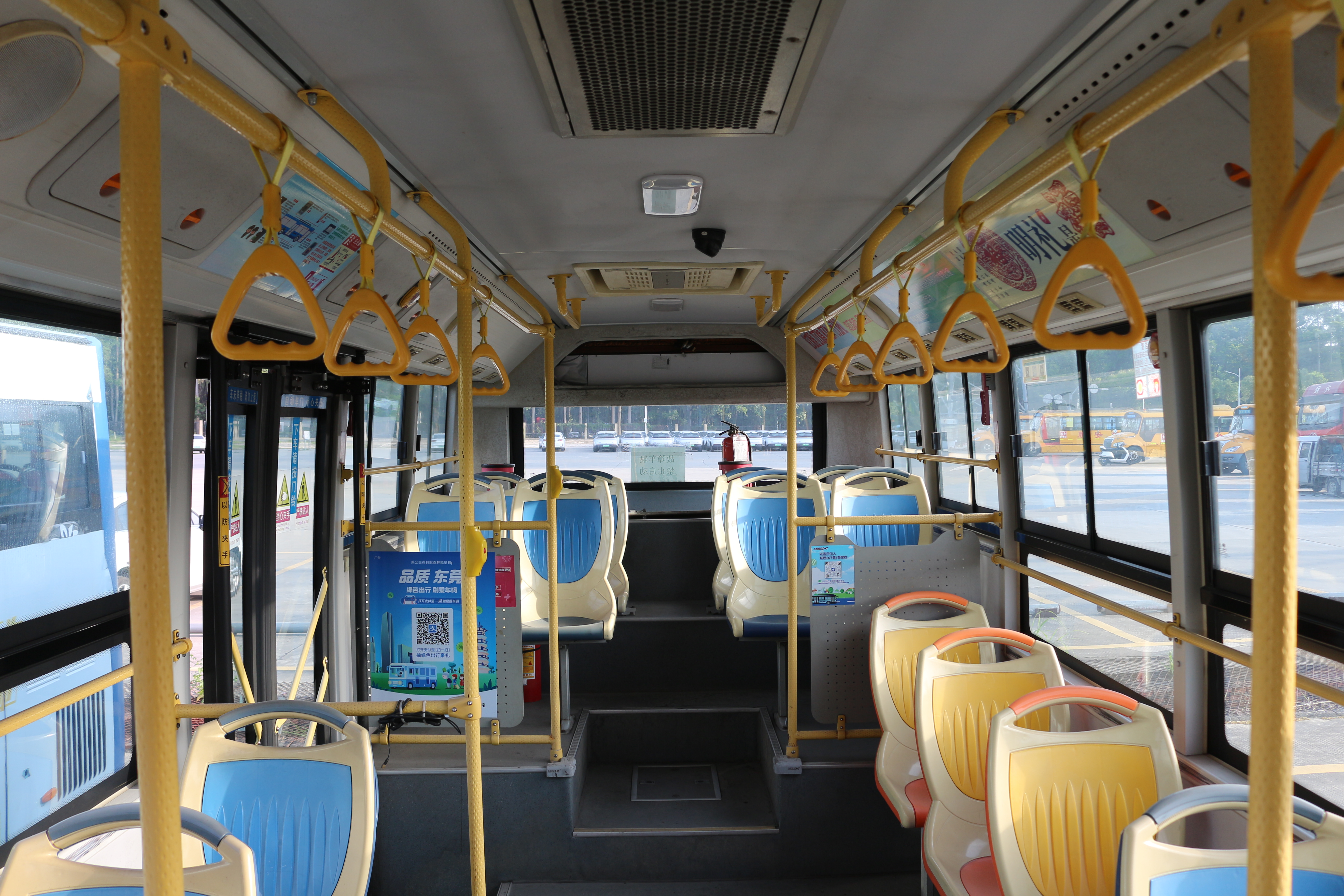車輛內飾（由前往後）