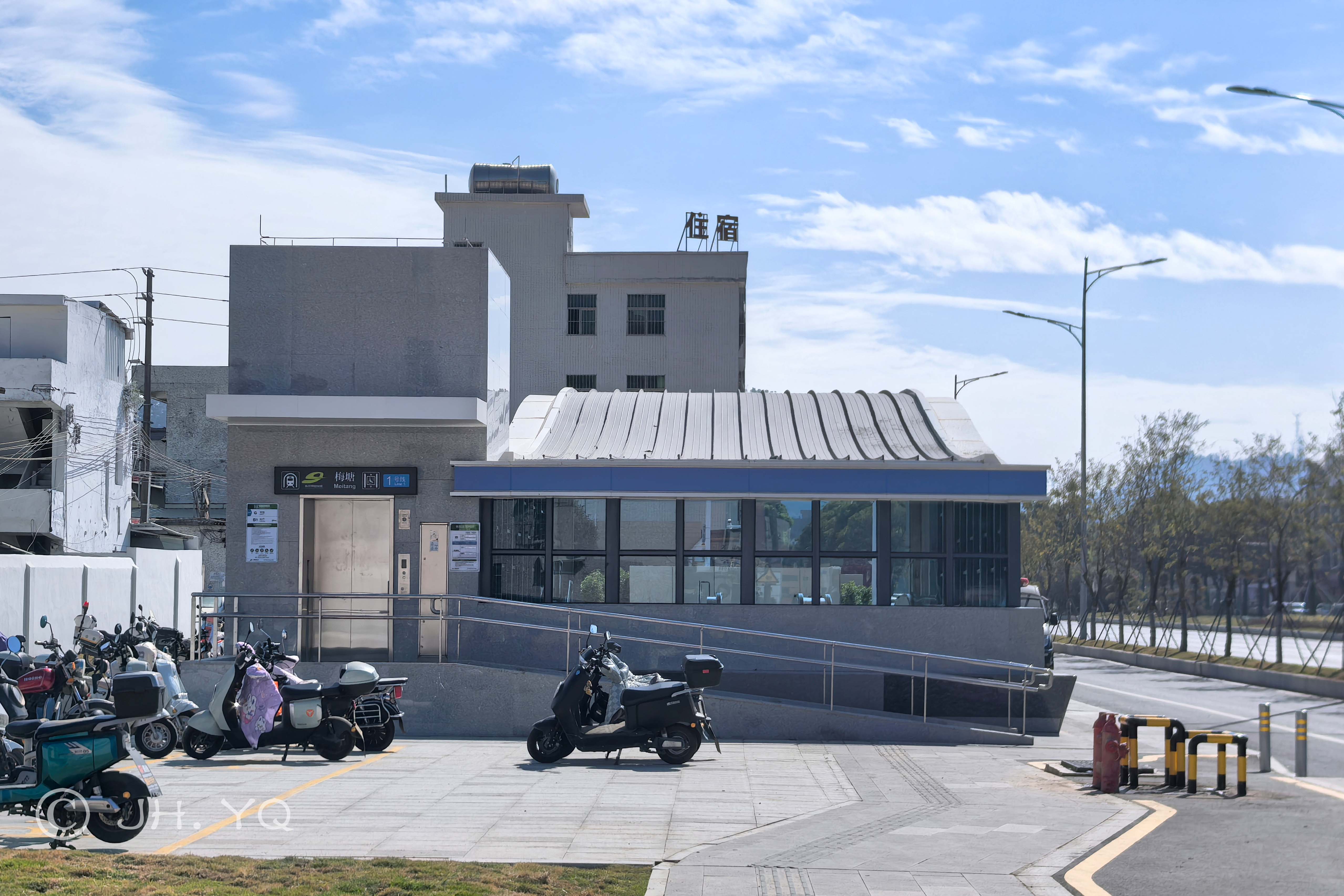 梅塘站電梯位於B出入口後方（2025年12月）