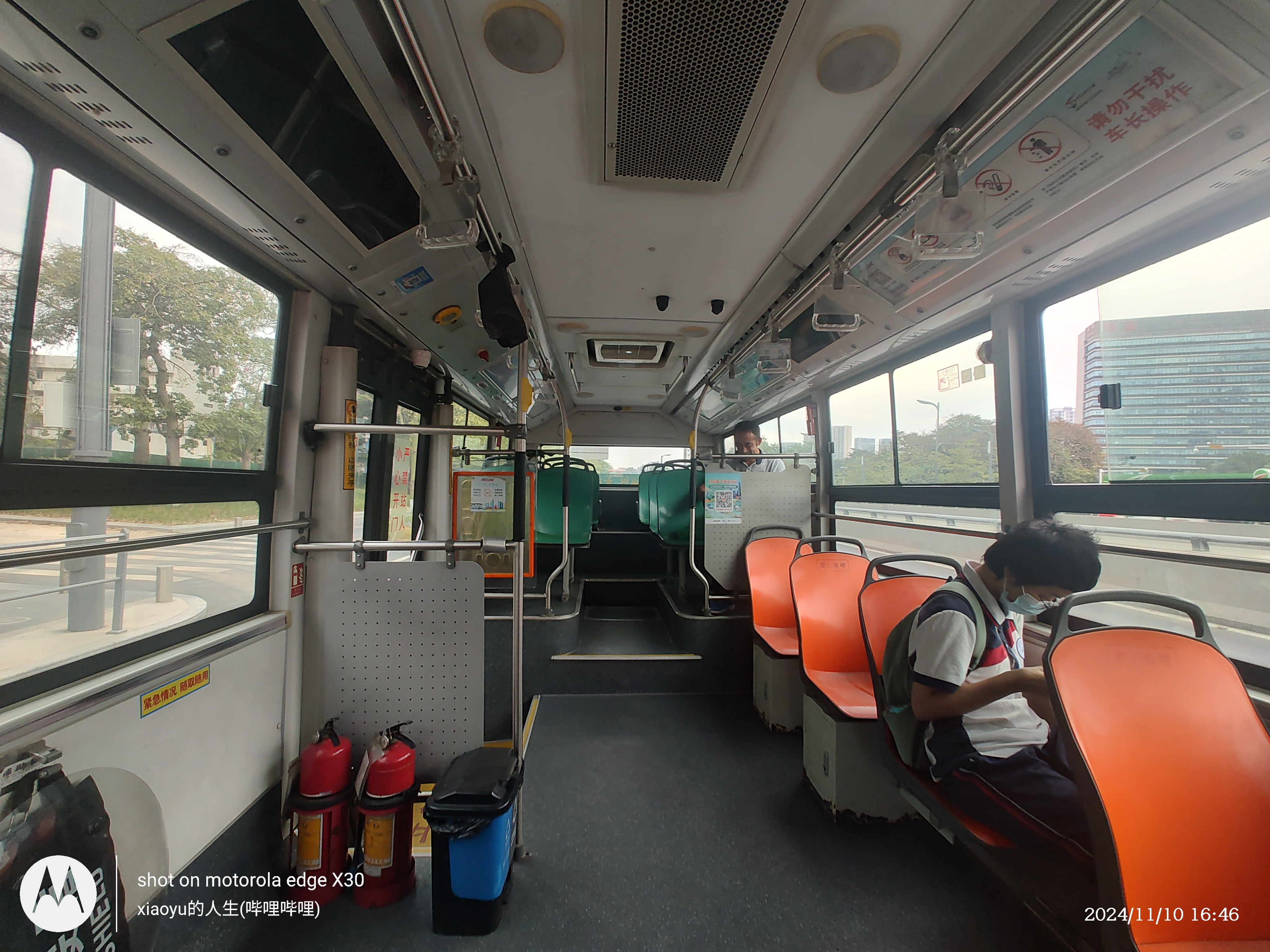 車輛內飾（由前往後）