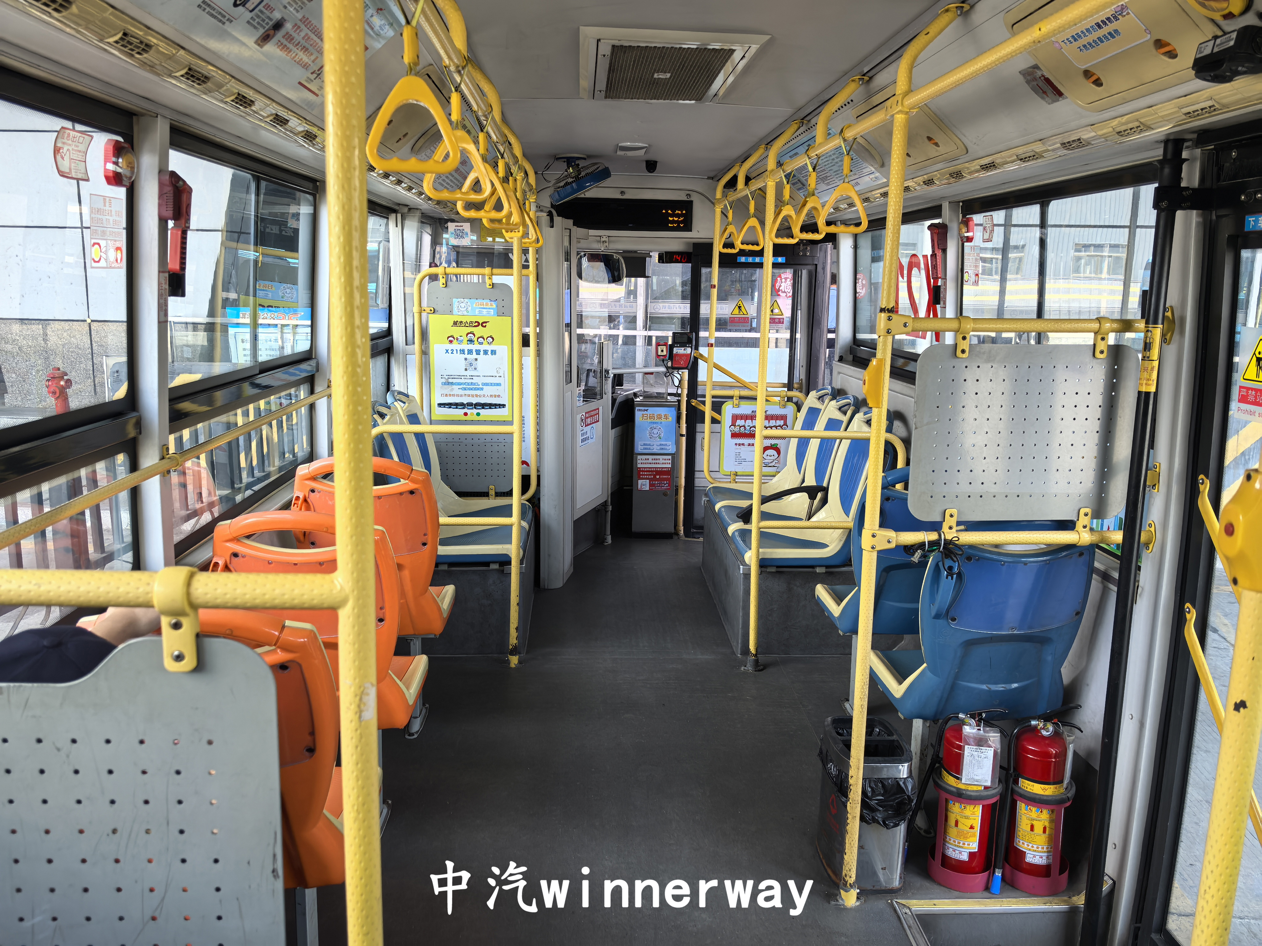 車輛內飾（由後往前）