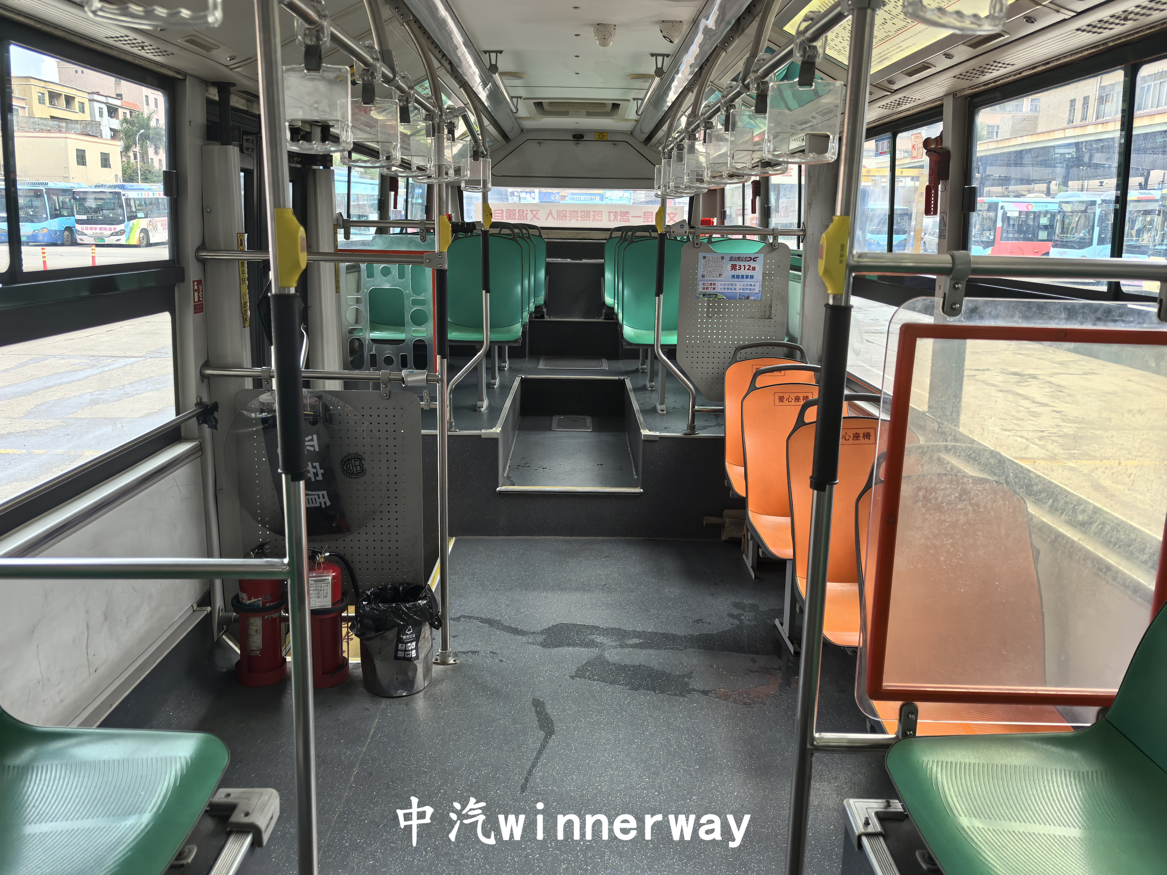 車輛內飾（由前往後）