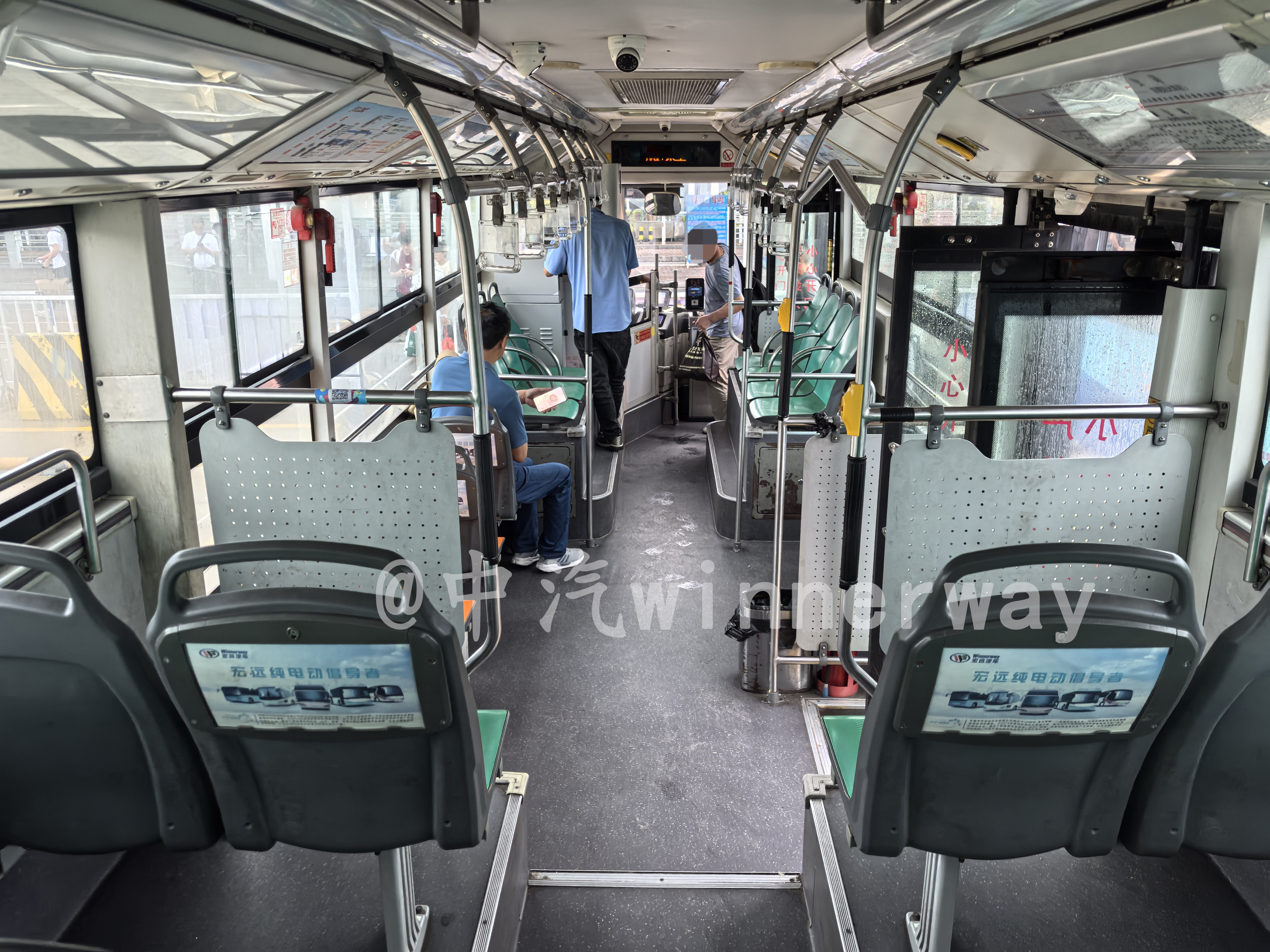 車輛內飾（由後往前）