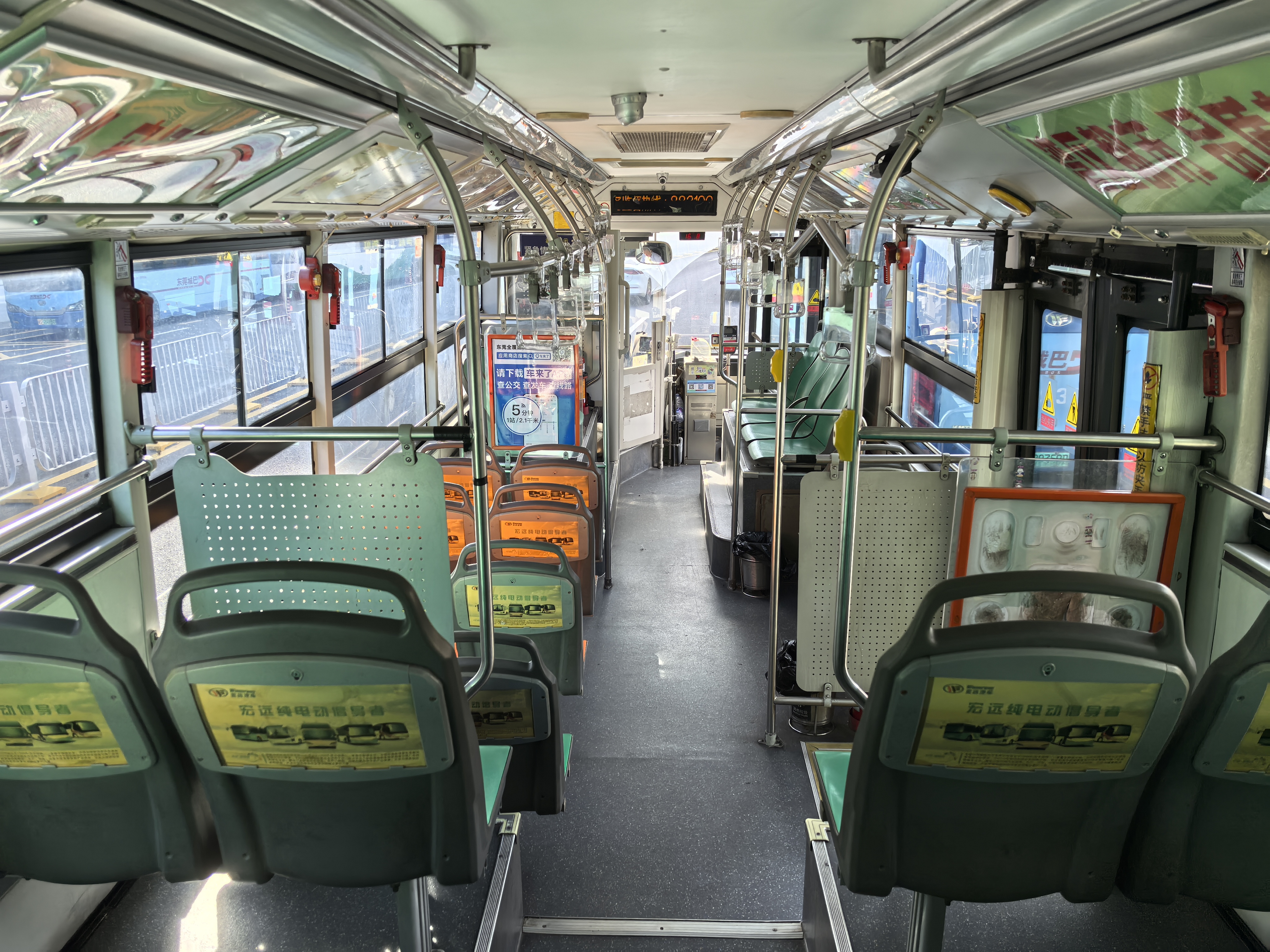 車輛內飾（由後往前）