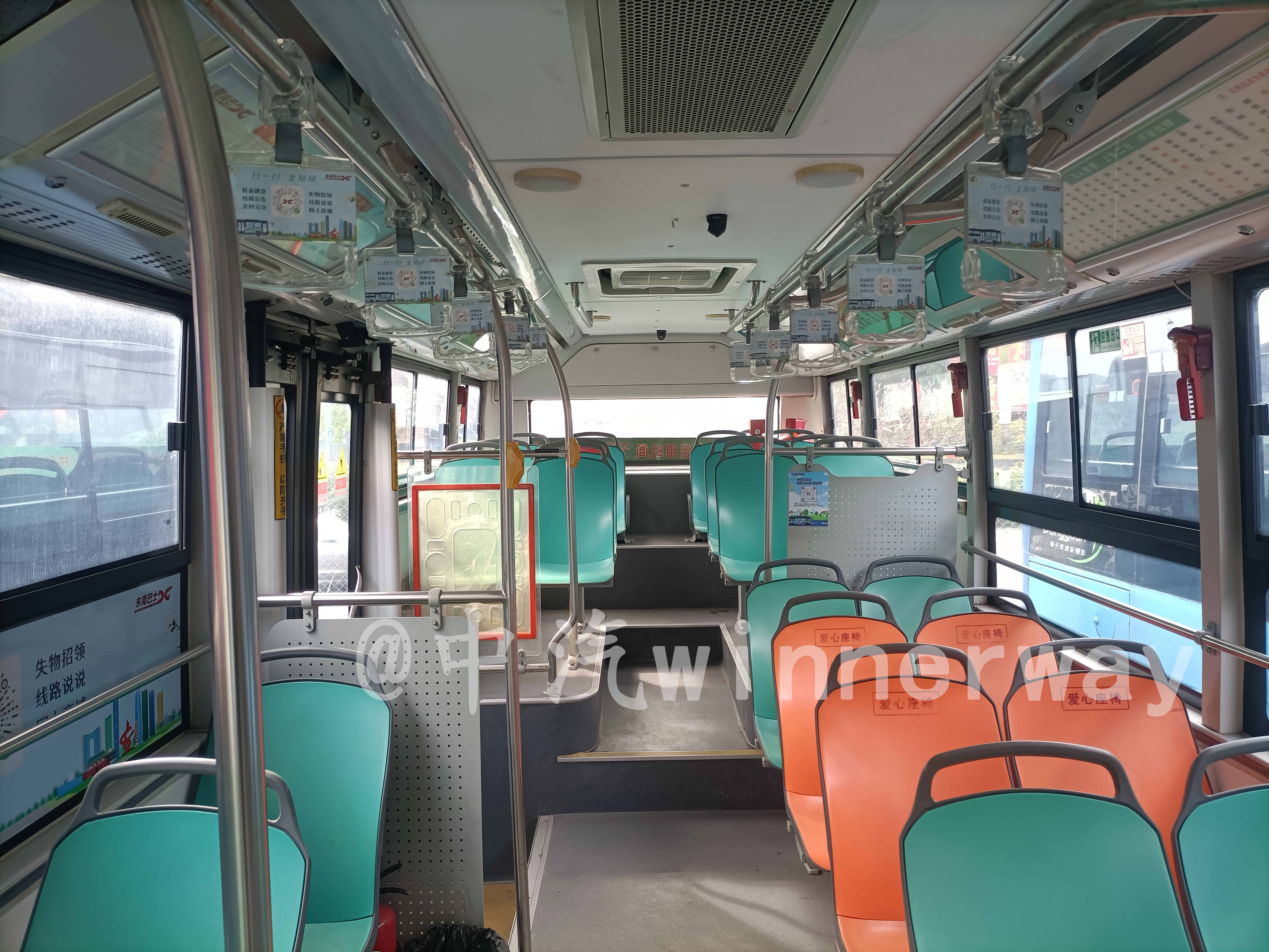 File:东莞城巴KMT6861GBEV1⁄2車輛內飾(由前往後).jpg