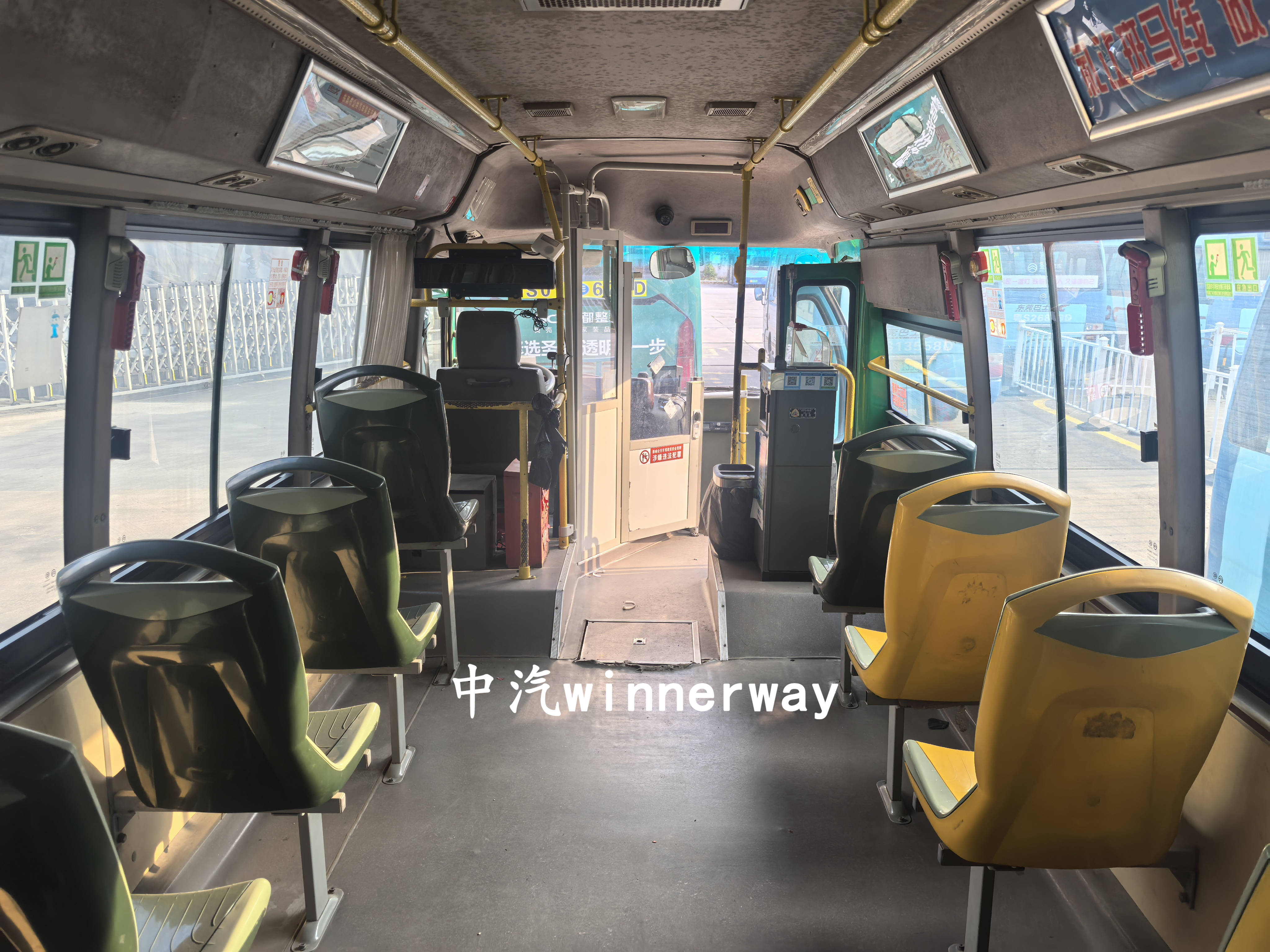 車輛內飾（由後往前）