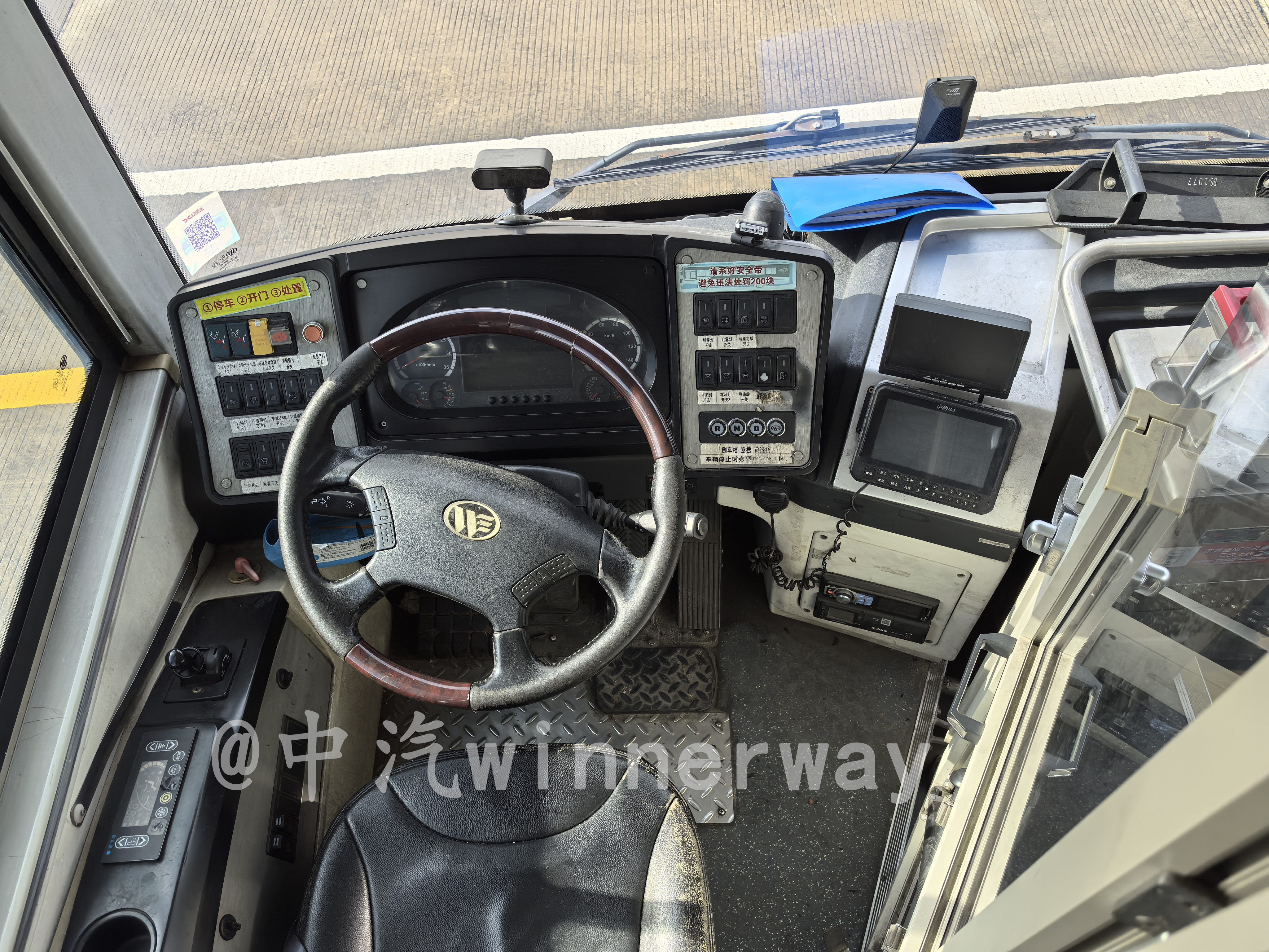 File:KMT6106GBEV1駕駛室.jpg